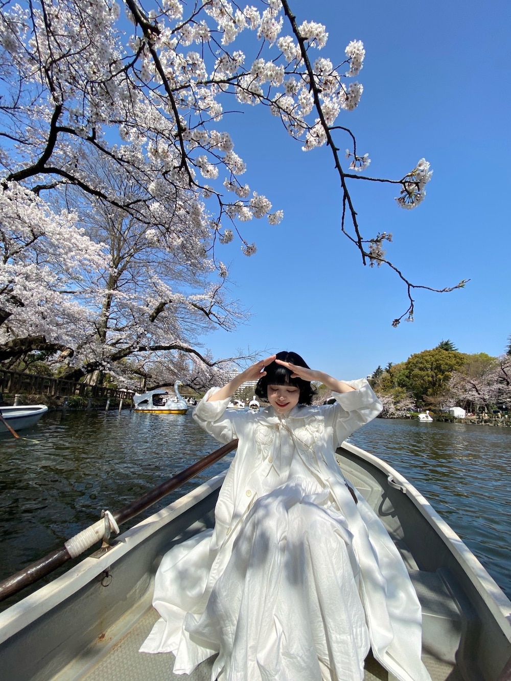 「春、オトナ女子、休日スタイル、春カラースタイル、春夏コーデ、ボリューム袖、休日コーデ、着回しコーデ、モノトーンコーデ、レイヤードスタイル」｜「COMME des GARCONSのアイテム（ジャケット/アウター、ホワイト系）」を使った、ameさん（レディース・165cm）の春コーディネートの1枚目の写真