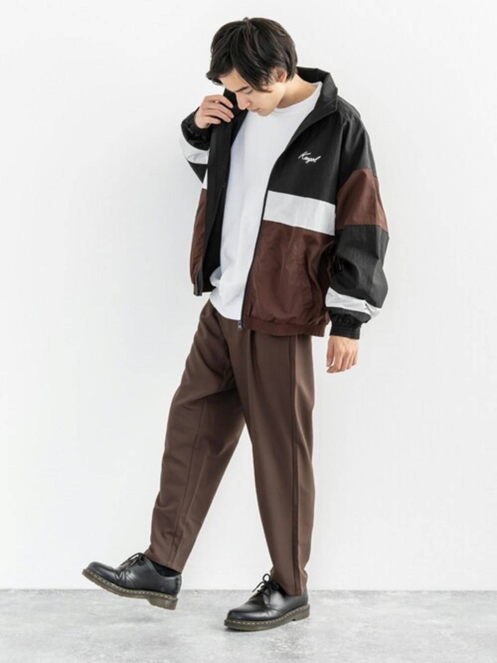 「ビッグシルエット、ストリート、ワイドパンツ、KANGOL、ナイロンジャケット、トラックジャケット、カンゴール、ブラウンコーデ、ルーズシルエット」｜「KANGOLのKANGOL×Rocky Monroe別注 ナイロンジャケット 裏地メッシュ オーバーサイズ ライトアウター（ナイロンジャケット、ブラウン系）」を使った、Rocky Monroeさん（メンズ・176cm）の秋コーディネートの1枚目の写真