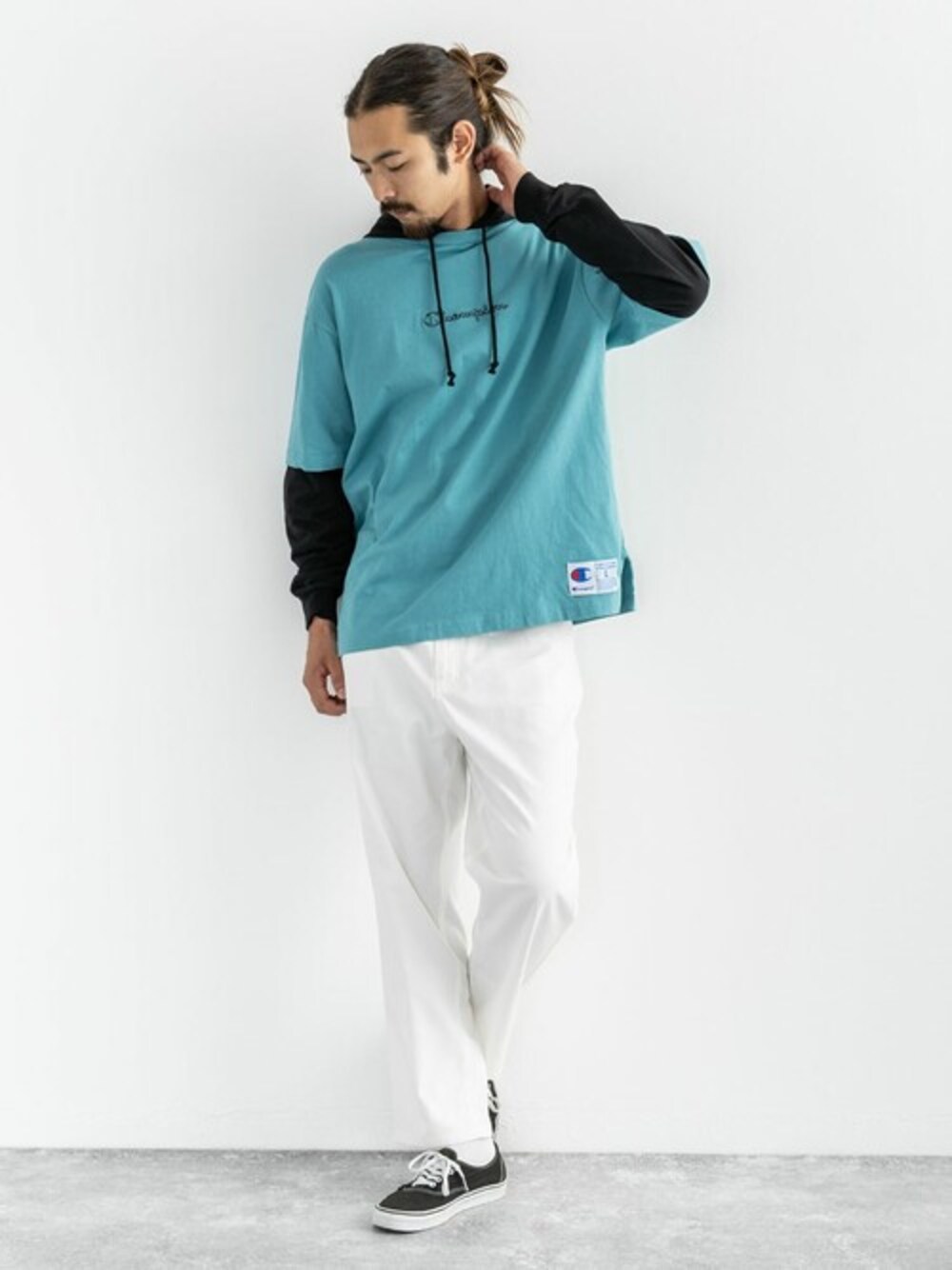 「重ね着、レイヤード、チャンピオン、パーカー、レイヤードスタイル、ミントグリーン、Champion、チャンピオン パーカー、秋コーデ」｜「ChampionのChampion チャンピオン ACTION STYLE L/S HOODED T-SHIRT C3-S407（パーカー、グリーン系）」を使った、Rocky Monroeさん（メンズ・186cm）の秋コーディネートの1枚目の写真