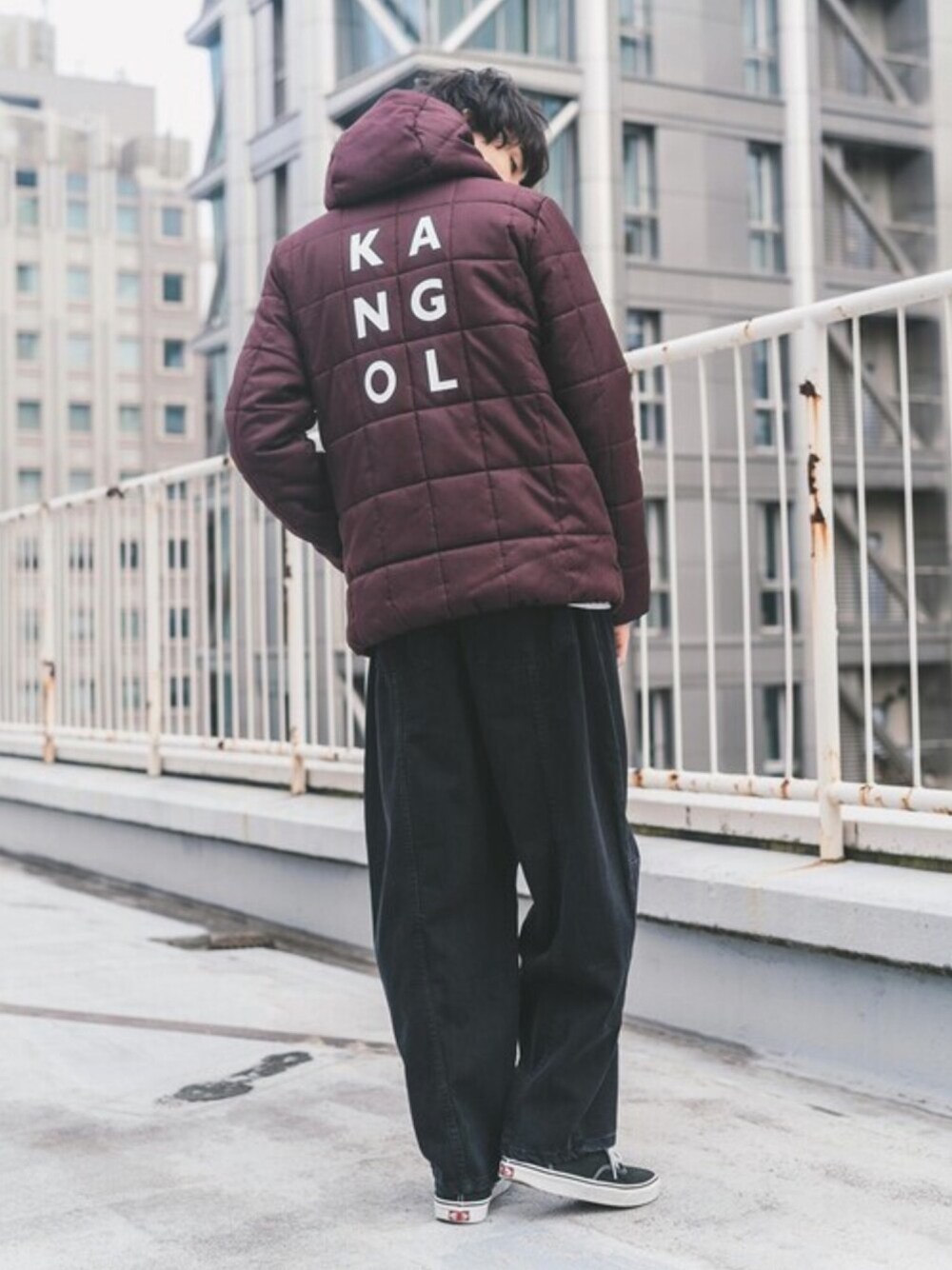 「アウター、ダウンジャケット、中綿ジャケット、冬コーデ、ワインレッド、KANGOL、キルティングジャケット、バックプリント、カンゴール」｜「KANGOLの【KANGOL】×【Rocky Monroe】別注 2WAY キルティング 中綿ジャケット（ダウンジャケット/コート、レッド系）」を使った、Rocky Monroeさん（メンズ・176cm）の秋コーディネートの1枚目の写真