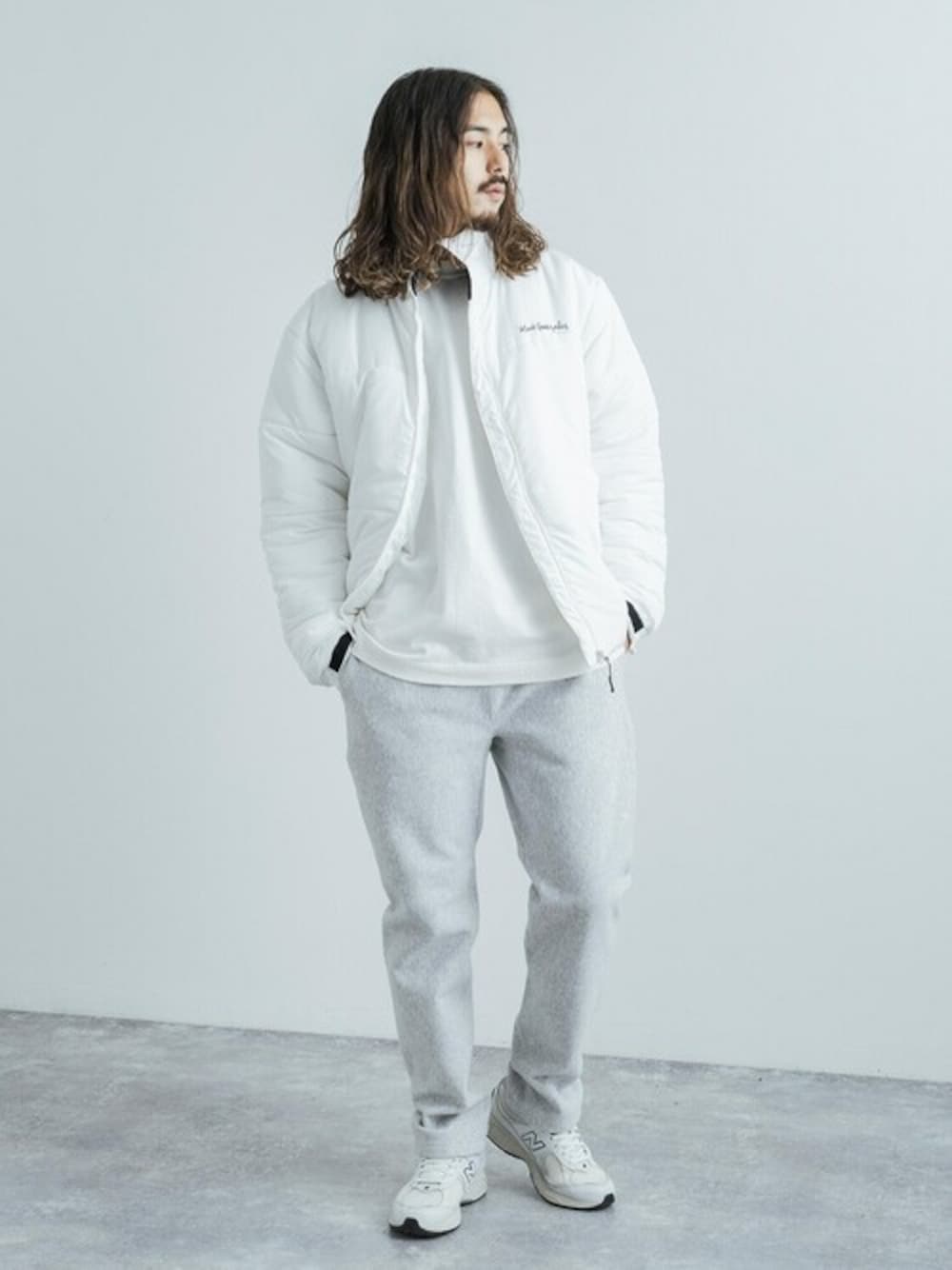 「スウェットパンツ、アウター、ワントーンコーデ、中綿ジャケット、冬コーデ、Champion、マークゴンザレス、ホワイトコーデ、ジョガーパンツ、秋冬コーデ、白スニーカー、白コーデ、スエットパンツ」｜「Mark GonzalesのMark Gonzales マークゴンザレス 別注 オーバーサイズ 防風中綿スタンドカラービッグジャケット（ブルゾン、ホワイト系）」を使った、Rocky Monroeさん（メンズ・186cm）の秋コーディネートの1枚目の写真
