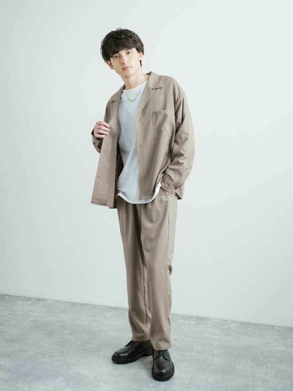 「テーパードパンツ、セットアップ、シャツ、ビックシルエット、SET UP、グレージュ、セットアップスタイル、スーツスタイル、ロングTシャツ、今日のコーデ、シンプル、オトナカジュアル、春コーデ、モード、上品」｜「Rocky Monroeの【セットアップ】ビッグ長袖シャツジャケット / ワイド2BテーラードJKT ＆ テーパードパンツ（セットアップ、ベージュ系）」を使った、Rocky Monroeさん（メンズ・176cm）の冬コーディネートの1枚目の写真