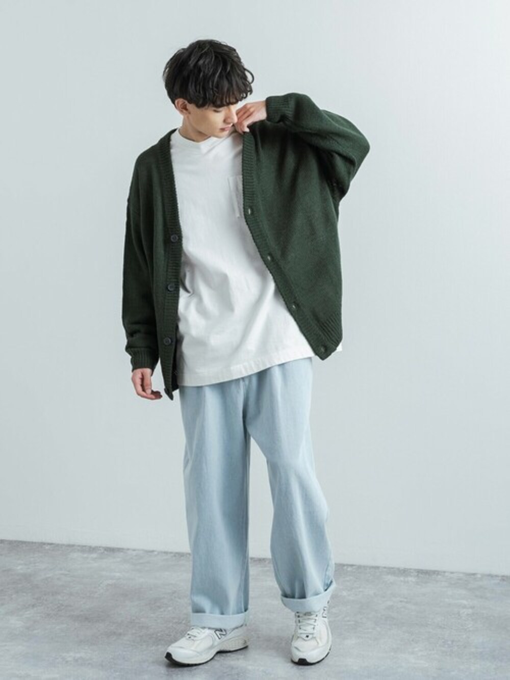 「カーディガン、ニット、Tシャツ、オーバーサイズ、デニムパンツ、バルーンパンツ、春、春コーデ、シャギーニット、スケーターパンツ、カジュアル、ゆるコーデ、シンプルコーデ、今日のコーデ、カジュアルコーデ」｜「Rocky Monroeのオーバーサイズ シャギーニットカーディガン（カーディガン/ボレロ、グリーン系）」を使った、Rocky Monroeさん（メンズ・176cm）の冬コーディネートの1枚目の写真