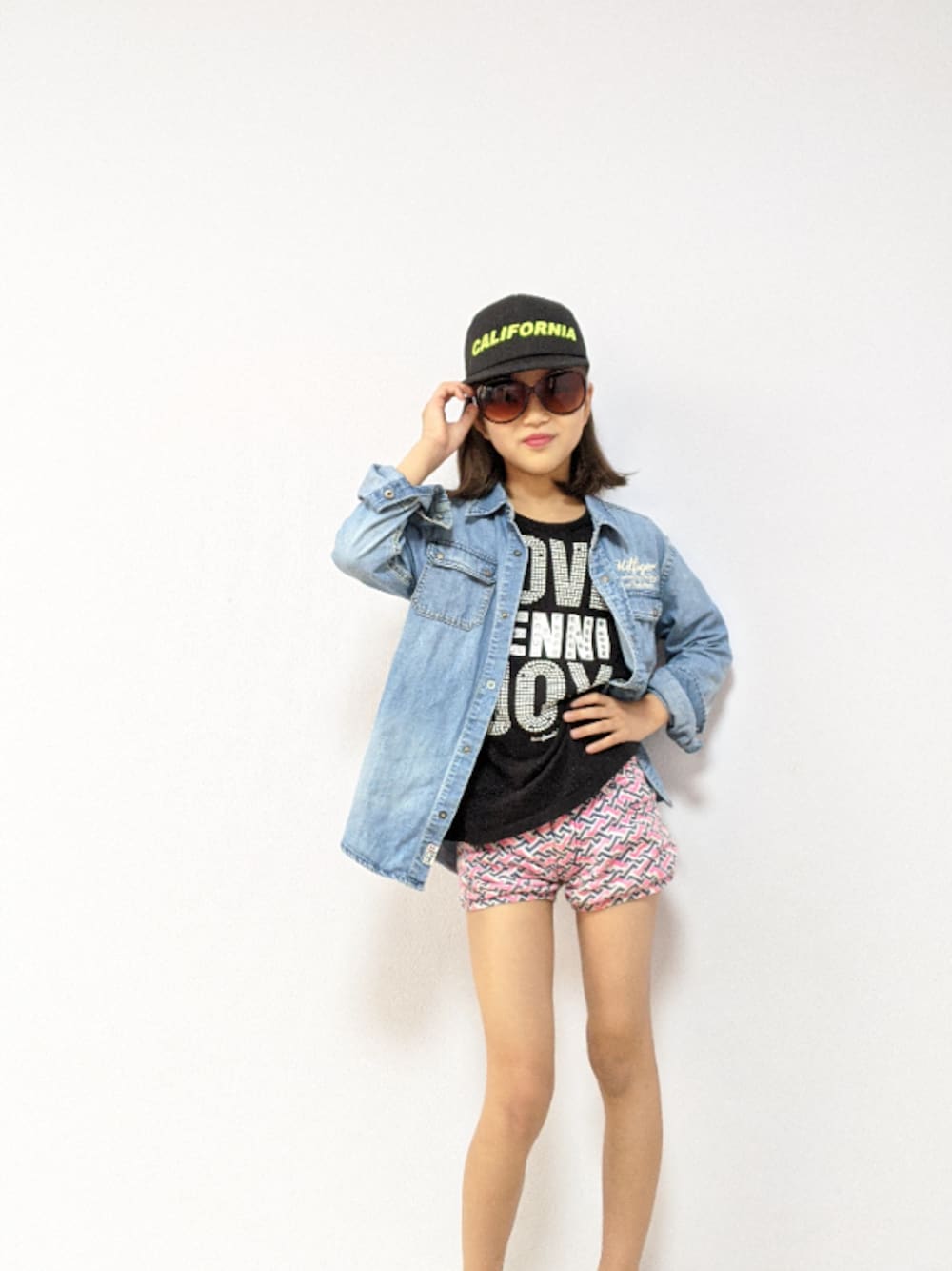 「TOMMY HILFIGERのアイテム（シャツ/ブラウス、ブルー系）」を使った、json115さん（キッズ・132cm）の夏コーディネートの1枚目の写真