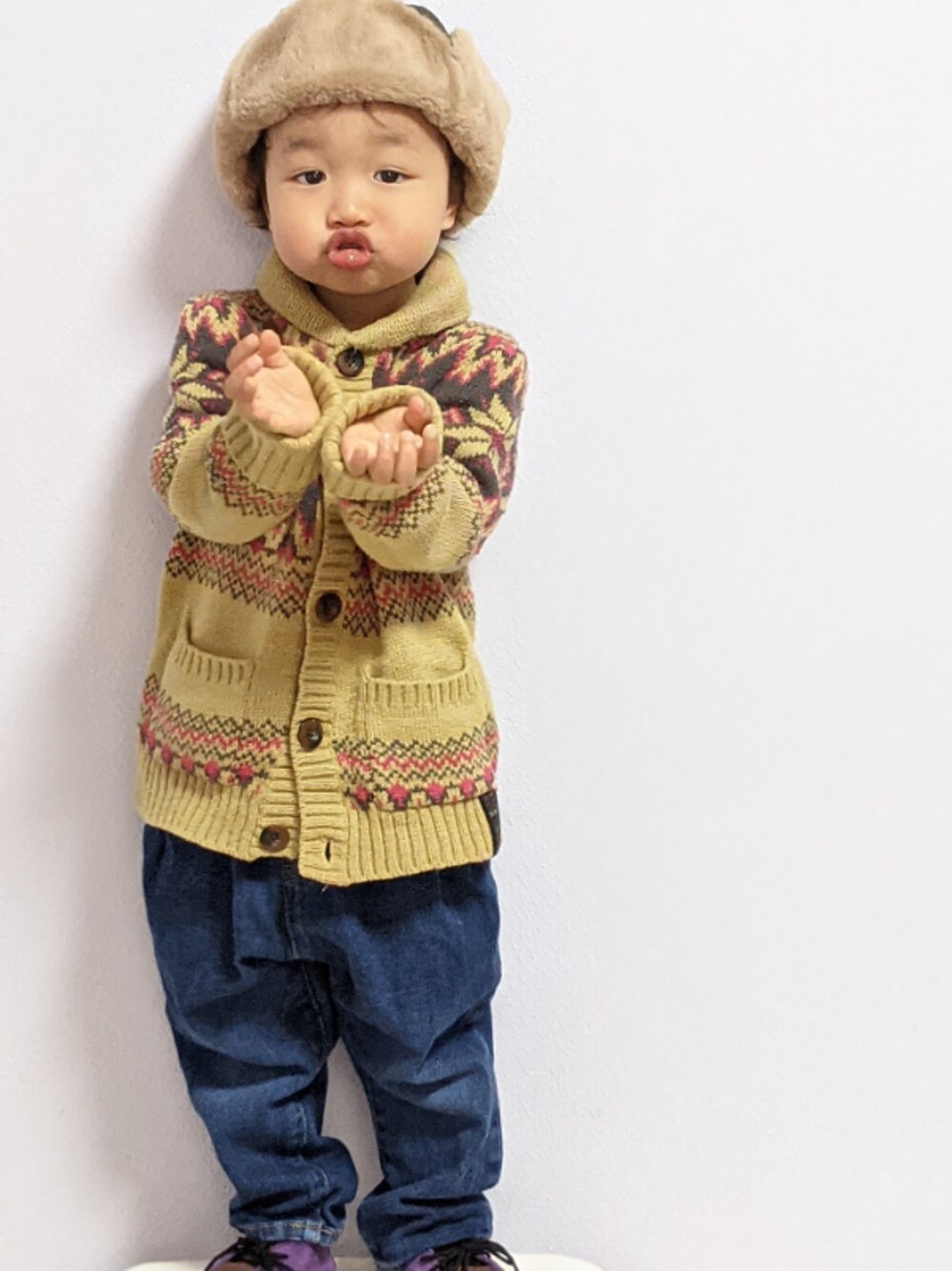「年末WEAR感謝祭、キッズコーデ、レースアップシューズ、くすみカラー、男の子コーデ、パンツスタイル、カウチンセーター、フライトキャップ」｜「BRANSHESのアイテム（ニット/セーター、ベージュ系）」を使った、json115さん（キッズ・90cm）の冬コーディネートの1枚目の写真