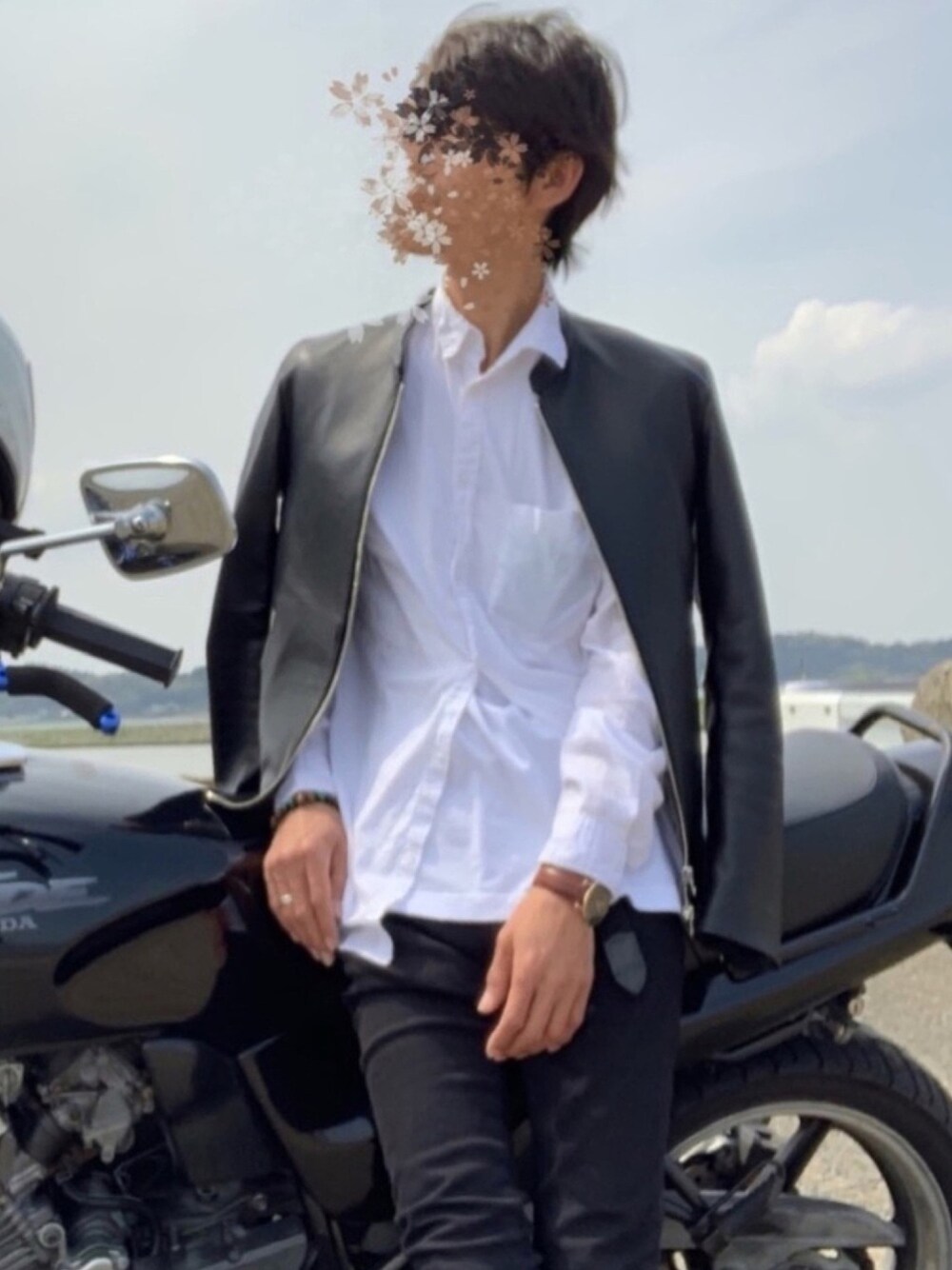 「シンプルコーデ、プチプラコーデ、ライダース、ＧＷ、おでかけ、おしゃれさんと繋がりたい、スキニーデニム、ブラック、ダニエルウェリントン」｜「LIDNMのLIDNM/リドム/ラムレザーシングルライダース（ライダースジャケット、ブラック系）」を使った、y_Oさん（メンズ・168cm）の春コーディネートの1枚目の写真