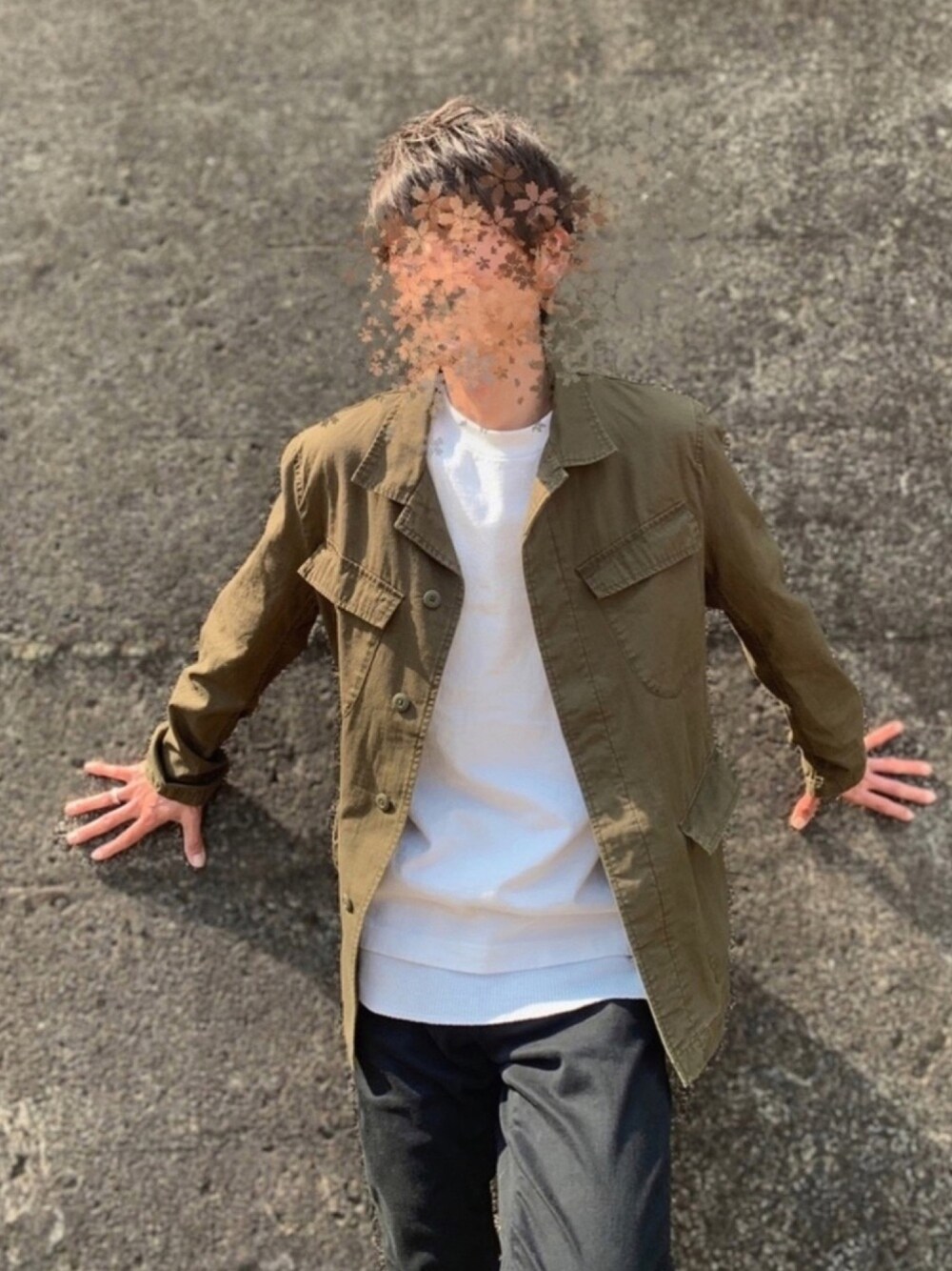 「zozoデニム、ナノユニバース、UNIQLO U、お洒落さんとつながりたい、シンプル、春夏コーデ、きれいめコーディネート、レイヤードスタイル」｜「HANESのHanes × BEAMS / 別注 赤ラベル パックTシャツ（3枚組）（Tシャツ/カットソー、ホワイト系）」を使った、y_Oさん（メンズ・168cm）の春コーディネートの1枚目の写真