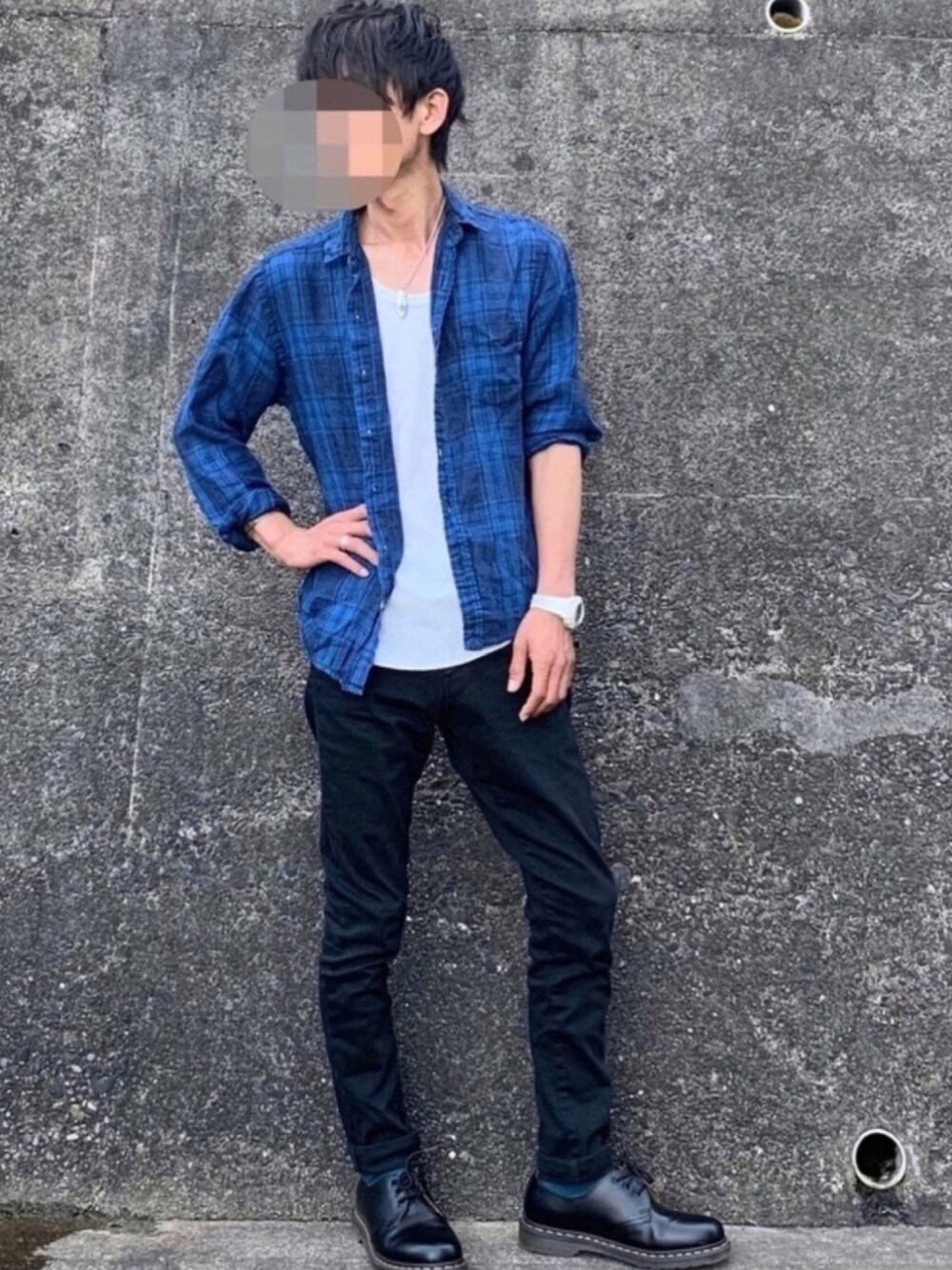 ブルー系のシャツ/ブラウス、ホワイト系のタンクトップ、ブラック系のドレスシューズを着用したメンズの春コーディネートの1枚目の写真