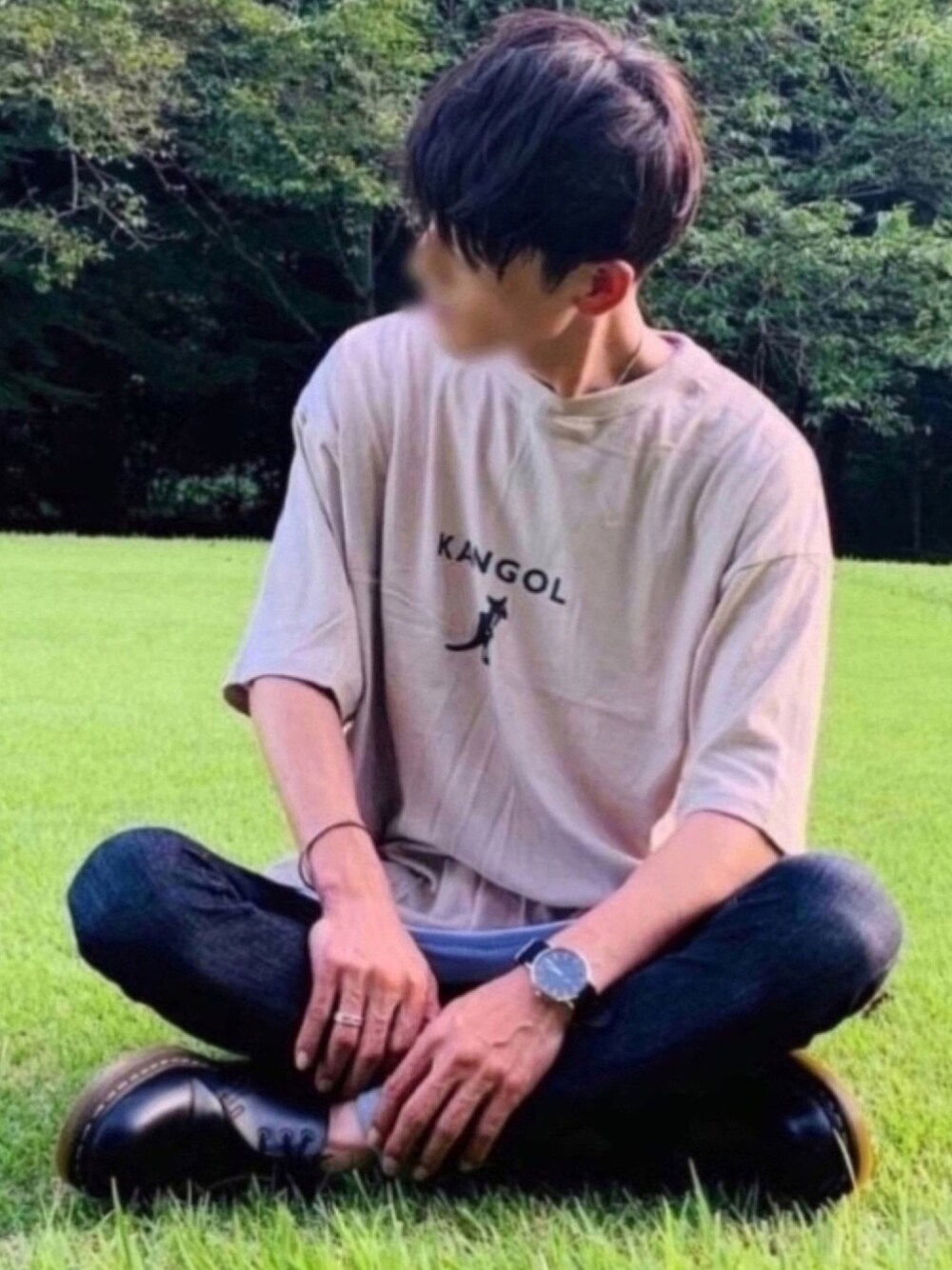 ベージュ系のTシャツ/カットソー、ホワイト系のタンクトップ、ブルー系のその他パンツを着用したメンズの夏コーディネートの1枚目の写真