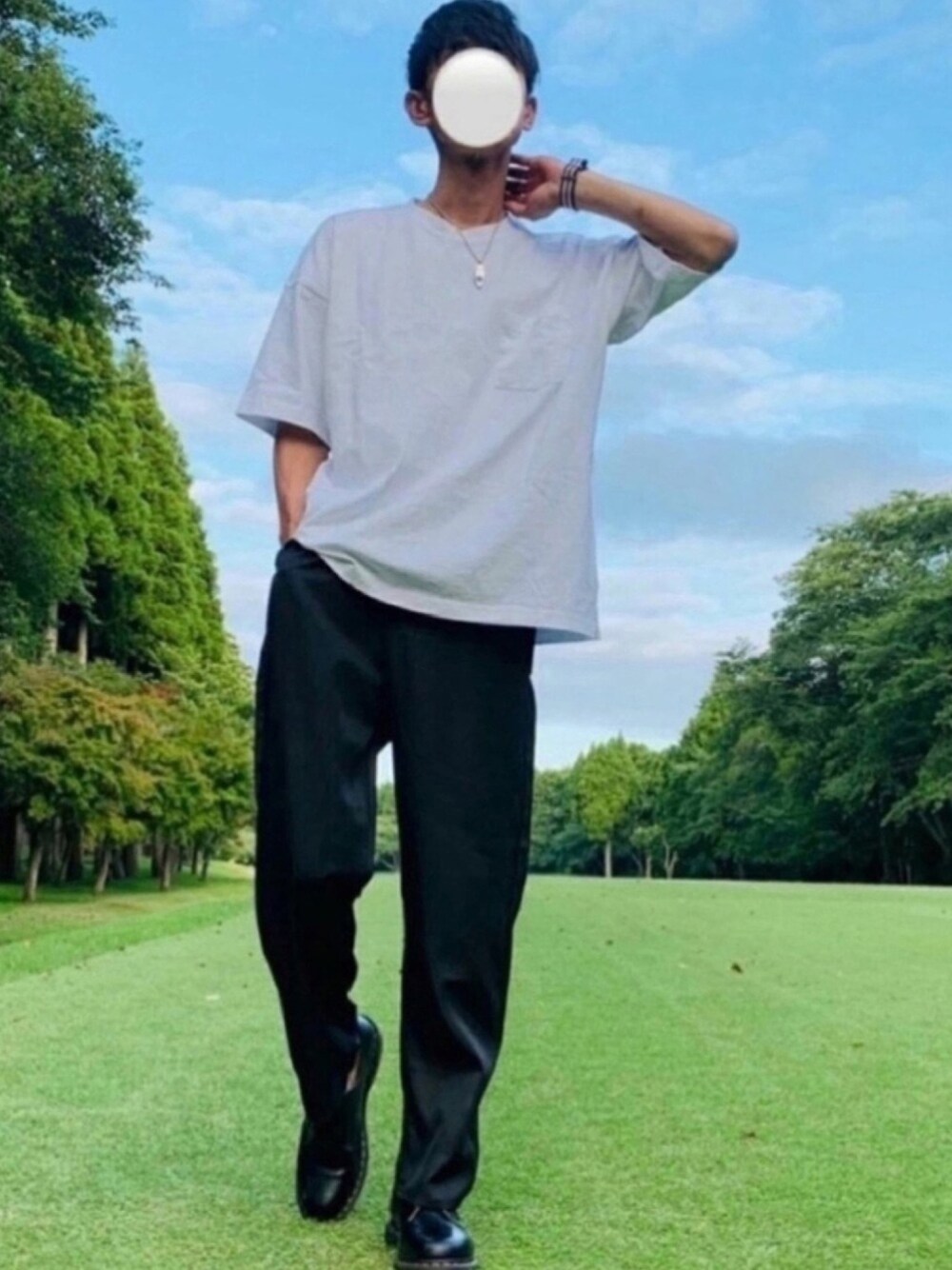 ホワイト系のTシャツ/カットソー、ブラック系のその他パンツ、ブラック系のドレスシューズを着用したメンズの秋コーディネートの1枚目の写真