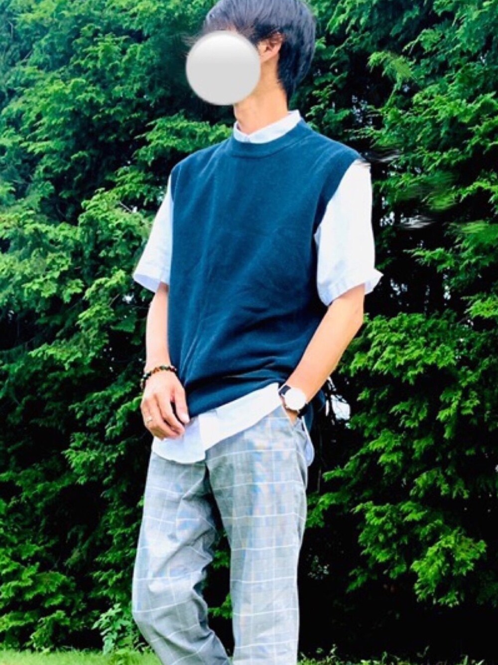 「チェックパンツ、サンダル、シャツ×ニット、レイヤードスタイル、グローバルワーク(GLOBAL WORK)、GU、芝の上、チェック柄に恋してる」｜「GUのアイテム（シャツ/ブラウス、ブラック系）」を使った、y_Oさん（メンズ・168cm）の秋コーディネートの1枚目の写真