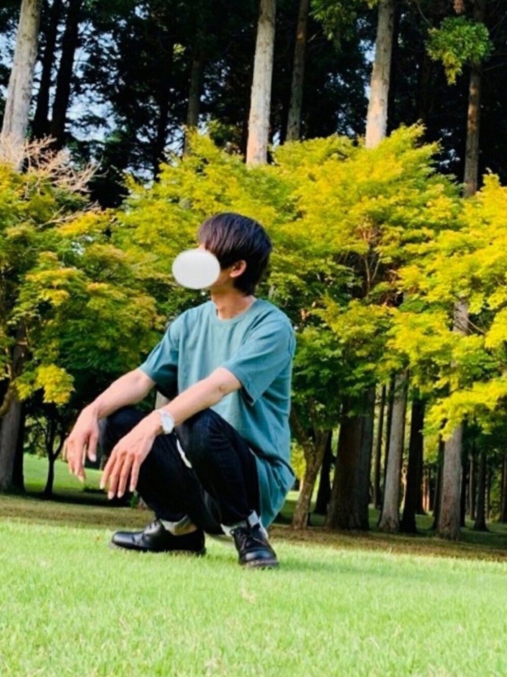 グリーン系のTシャツ/カットソー、ブルー系のその他パンツ、ブラック系のドレスシューズを着用したメンズの夏コーディネートの1枚目の写真