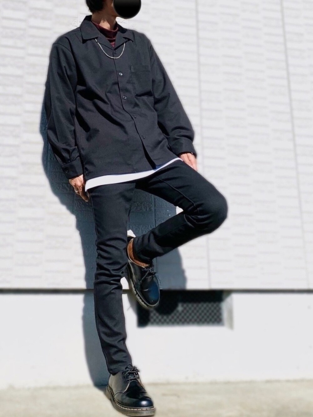 ブラック系のシャツ/ブラウス、ブラウン系のトップス、ホワイト系のTシャツ/カットソーを着用したメンズの秋コーディネートの1枚目の写真