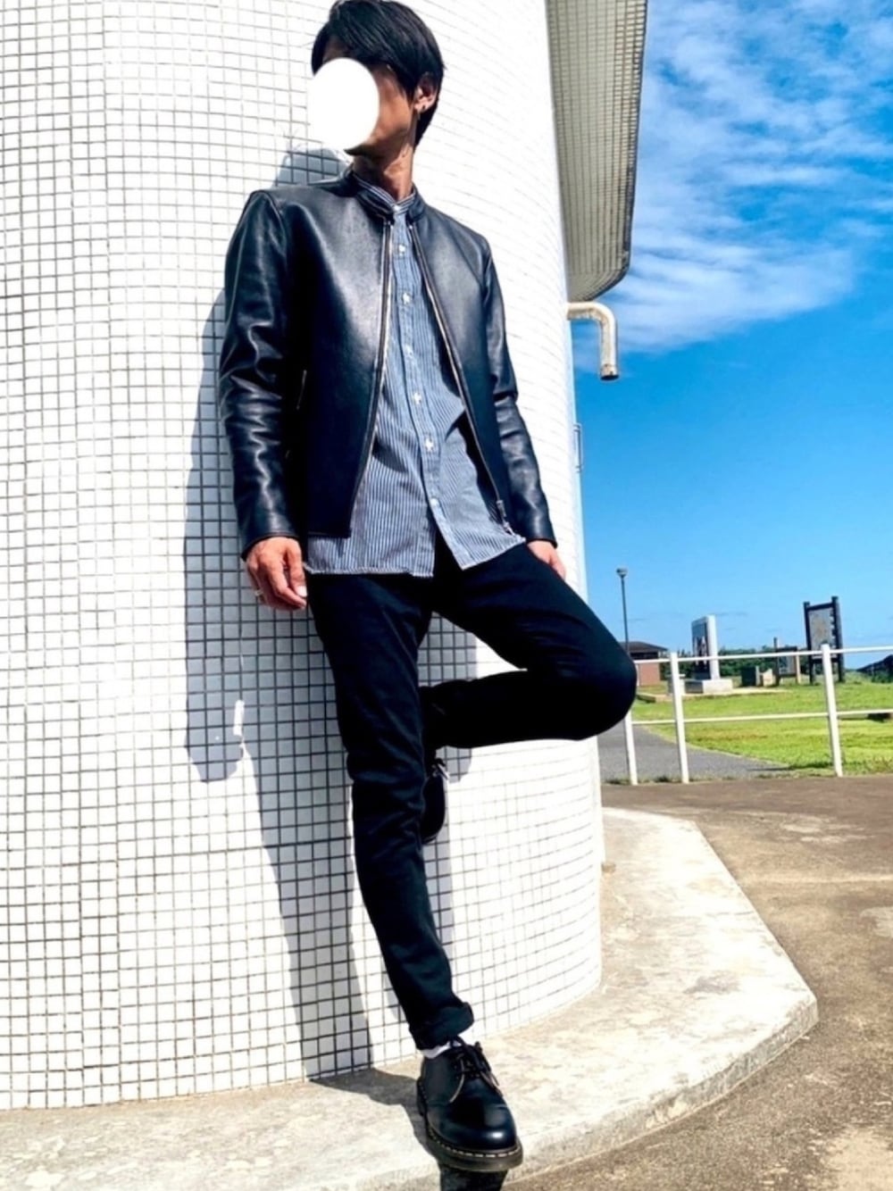 ブラック系のライダースジャケット、ブルー系のシャツ/ブラウス、ブラック系のその他パンツを着用したメンズの秋コーディネートの1枚目の写真