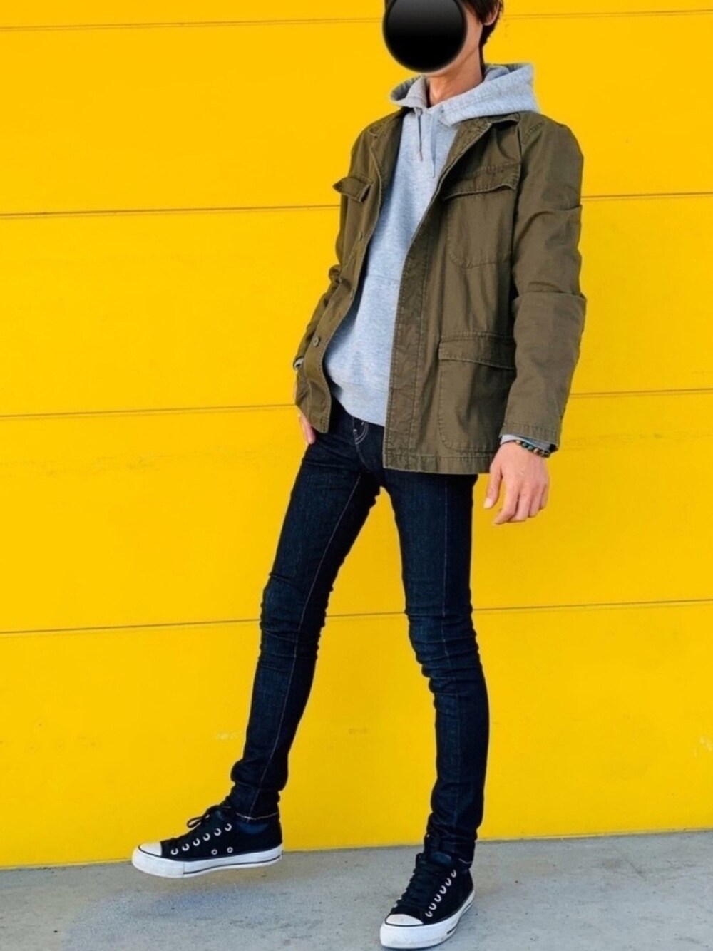 グリーン系のブルゾン、グレー系のパーカー、ブルー系のその他パンツを着用したメンズの秋コーディネートの1枚目の写真