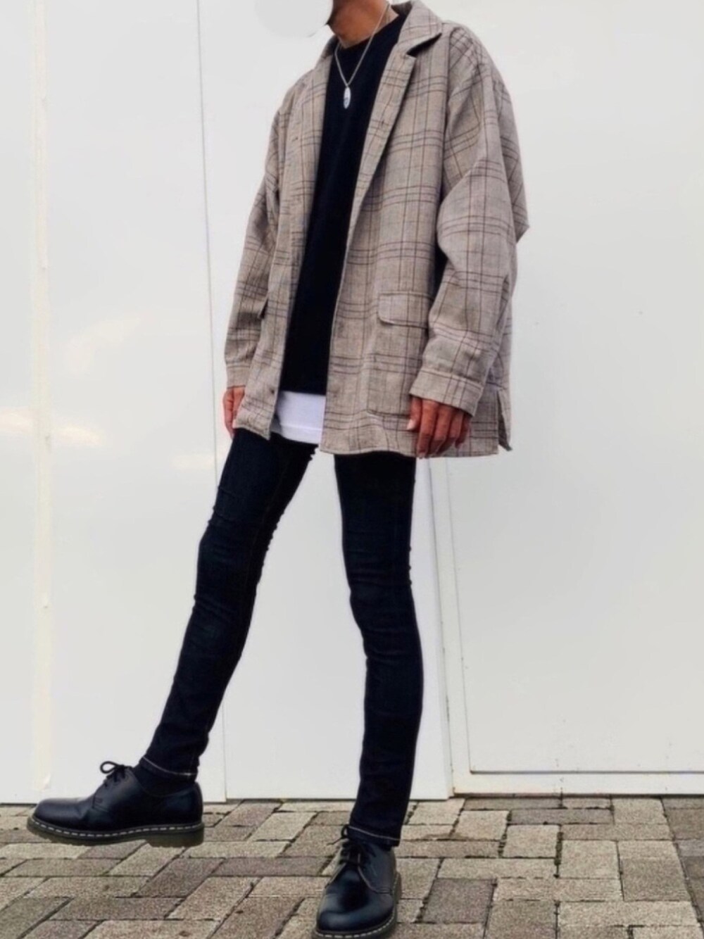 「おしゃれさんと繋がりたい、秋のコーデ、休日スタイル、スキニー、レイヤードスタイル、モノトーン+1、チェックシャツ、ドクターマーチン、プチプラ」｜「kutirのポケットオープンカラーシャツ（シャツ/ブラウス、ベージュ系）」を使った、y_Oさん（メンズ・168cm）の秋コーディネートの1枚目の写真