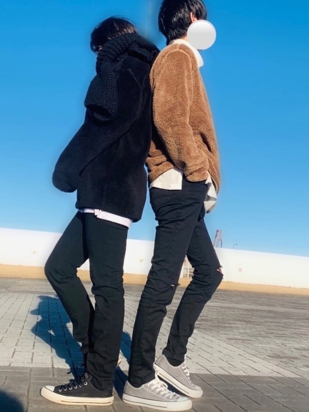 ブラウン系のトップス、ホワイト系のTシャツ/カットソー、ブラック系のデニムパンツを着用したメンズの冬コーディネートの1枚目の写真