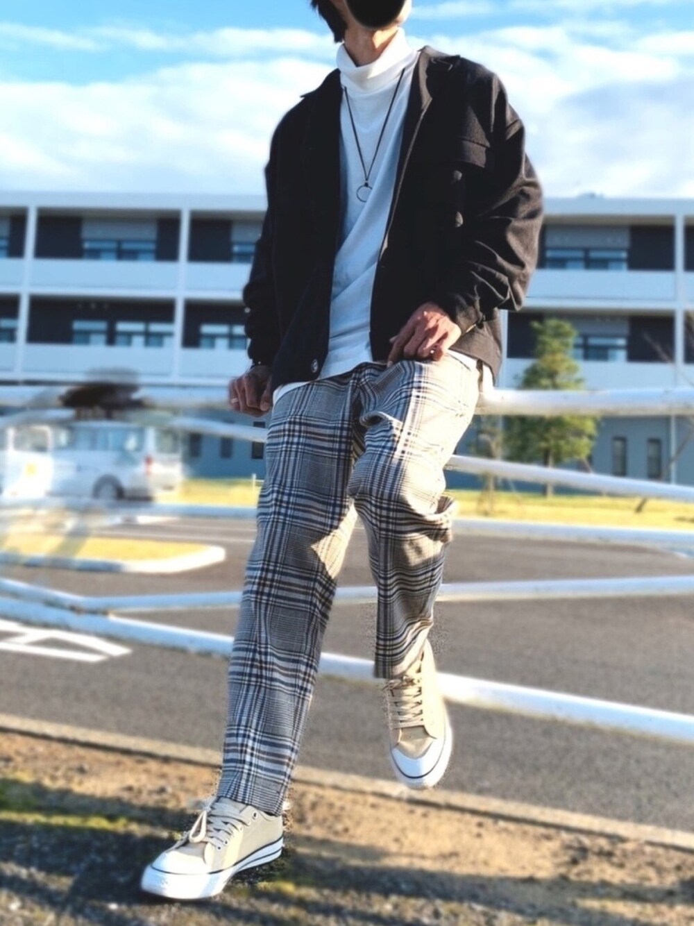 ブラック系のブルゾン、ホワイト系のTシャツ/カットソー、ブラウン系のその他パンツを着用したメンズの冬コーディネートの1枚目の写真