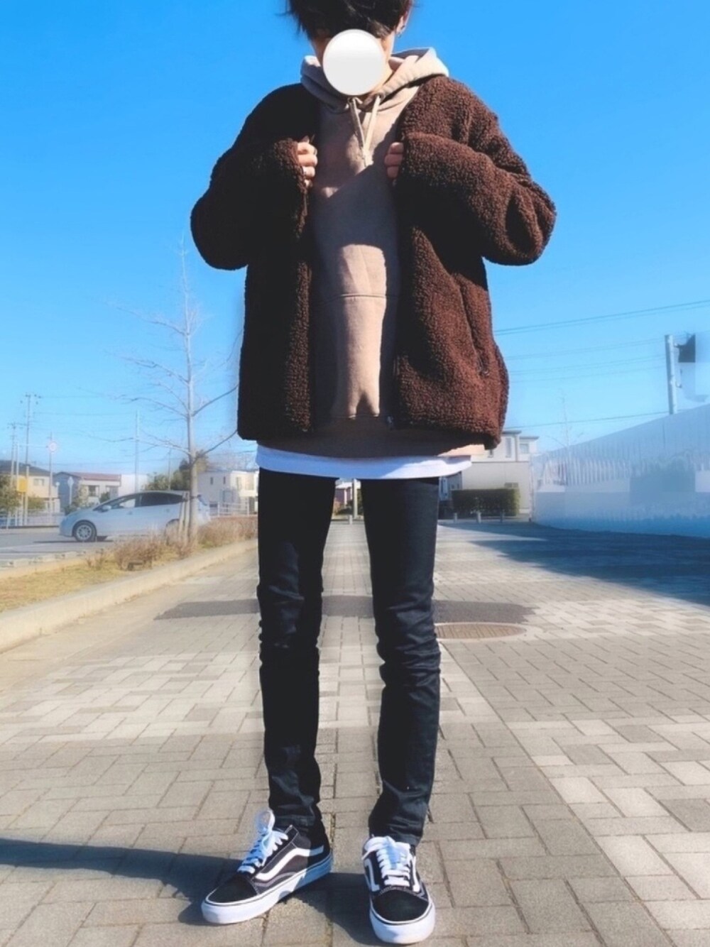 ブラウン系のカーディガン/ボレロ、ベージュ系のパーカー、ホワイト系のタンクトップを着用したメンズの冬コーディネートの1枚目の写真