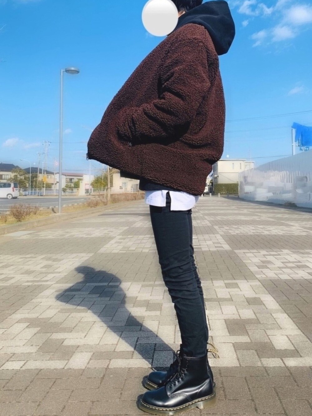 ブラウン系のカーディガン/ボレロ、ブラック系のパーカー、ホワイト系のタンクトップを着用したメンズの冬コーディネートの1枚目の写真