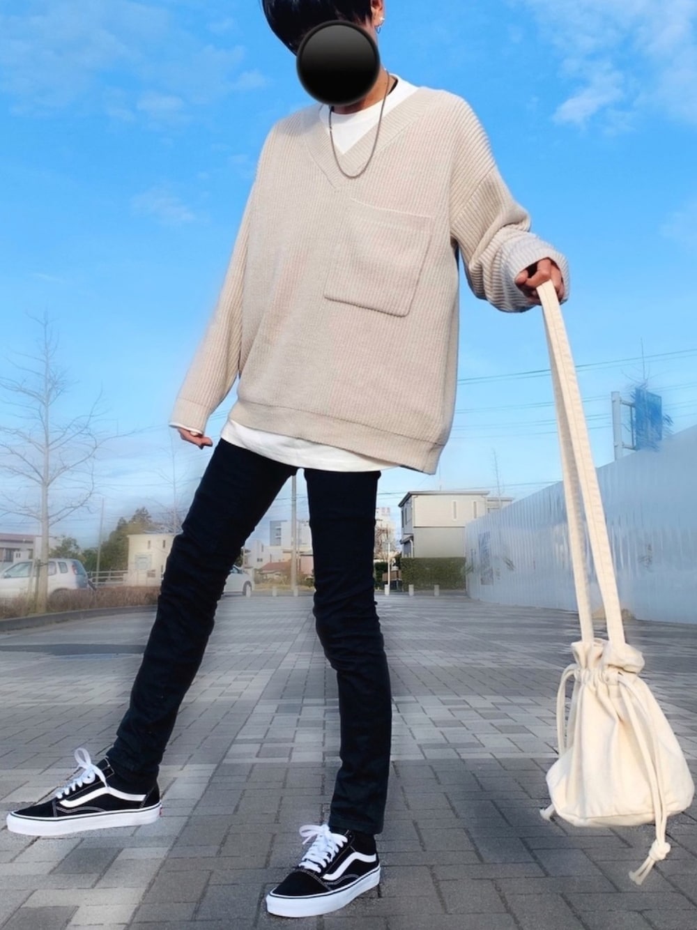 ホワイト系のニット/セーター、ホワイト系のTシャツ/カットソー、ブラック系のその他パンツを着用したメンズの春コーディネートの1枚目の写真