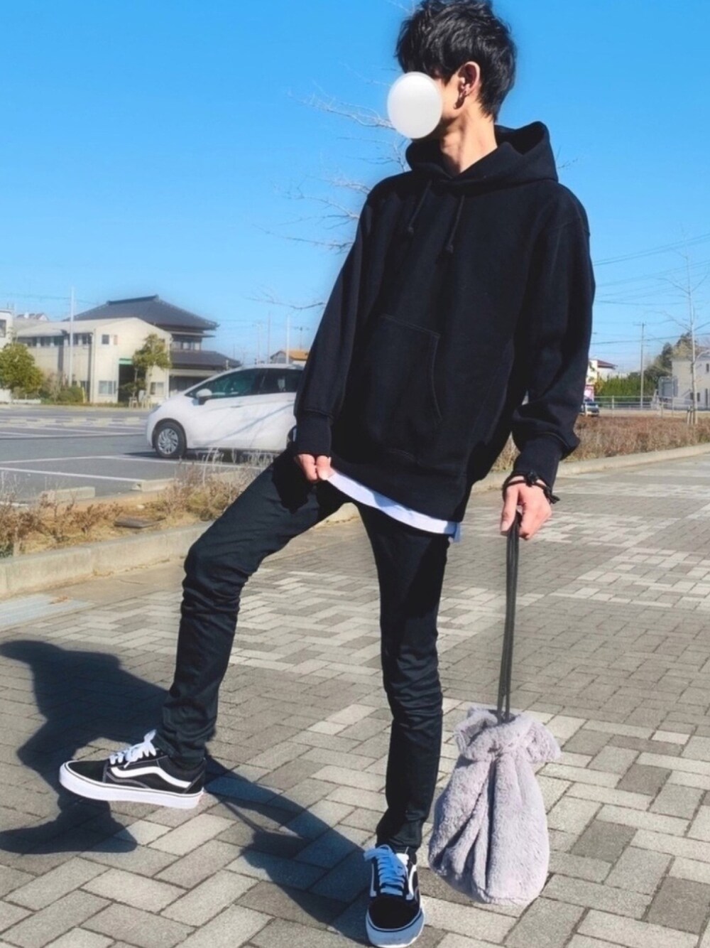 ブラック系のパーカー、ホワイト系のTシャツ/カットソー、ブラック系のその他パンツを着用したメンズの春コーディネートの1枚目の写真