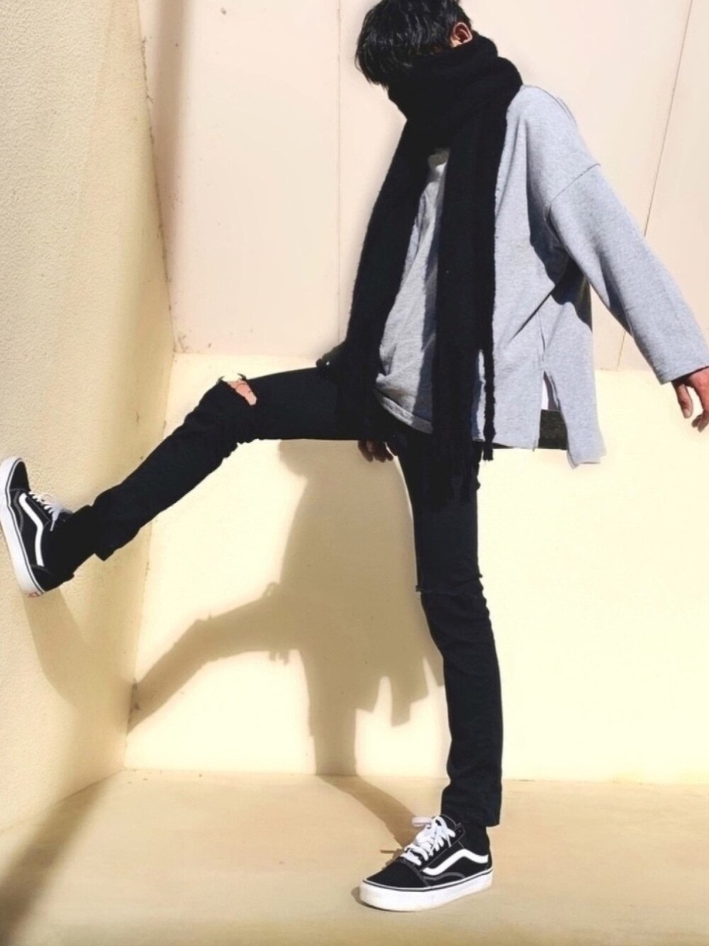 グレー系のスウェット、ホワイト系のTシャツ/カットソー、ブラック系のその他パンツを着用したメンズの冬コーディネートの1枚目の写真