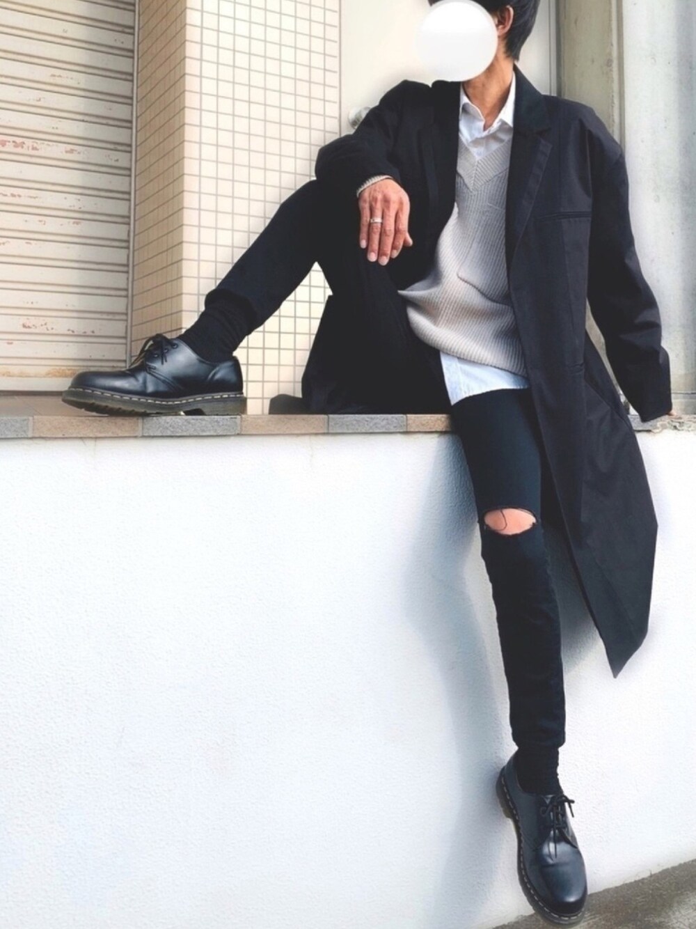 「レイヤードスタイル、Dr.Martens、ダメージスキニー、ニット、ワイシャツ、R2020、チェスターコート」｜「HAREのINSIDEOUTコート(HARE)（チェスターコート、ブラック系）」を使った、y_Oさん（メンズ・168cm）の春コーディネートの1枚目の写真
