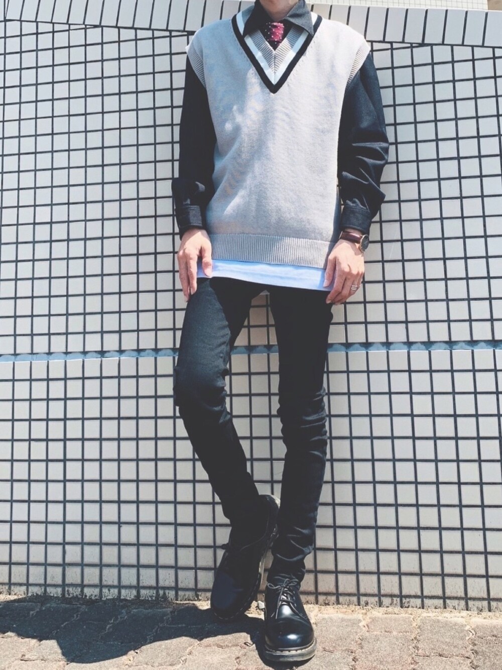 ベージュ系のニット/セーター、ブラック系のシャツ/ブラウス、ホワイト系のタンクトップを着用したメンズの春コーディネートの1枚目の写真