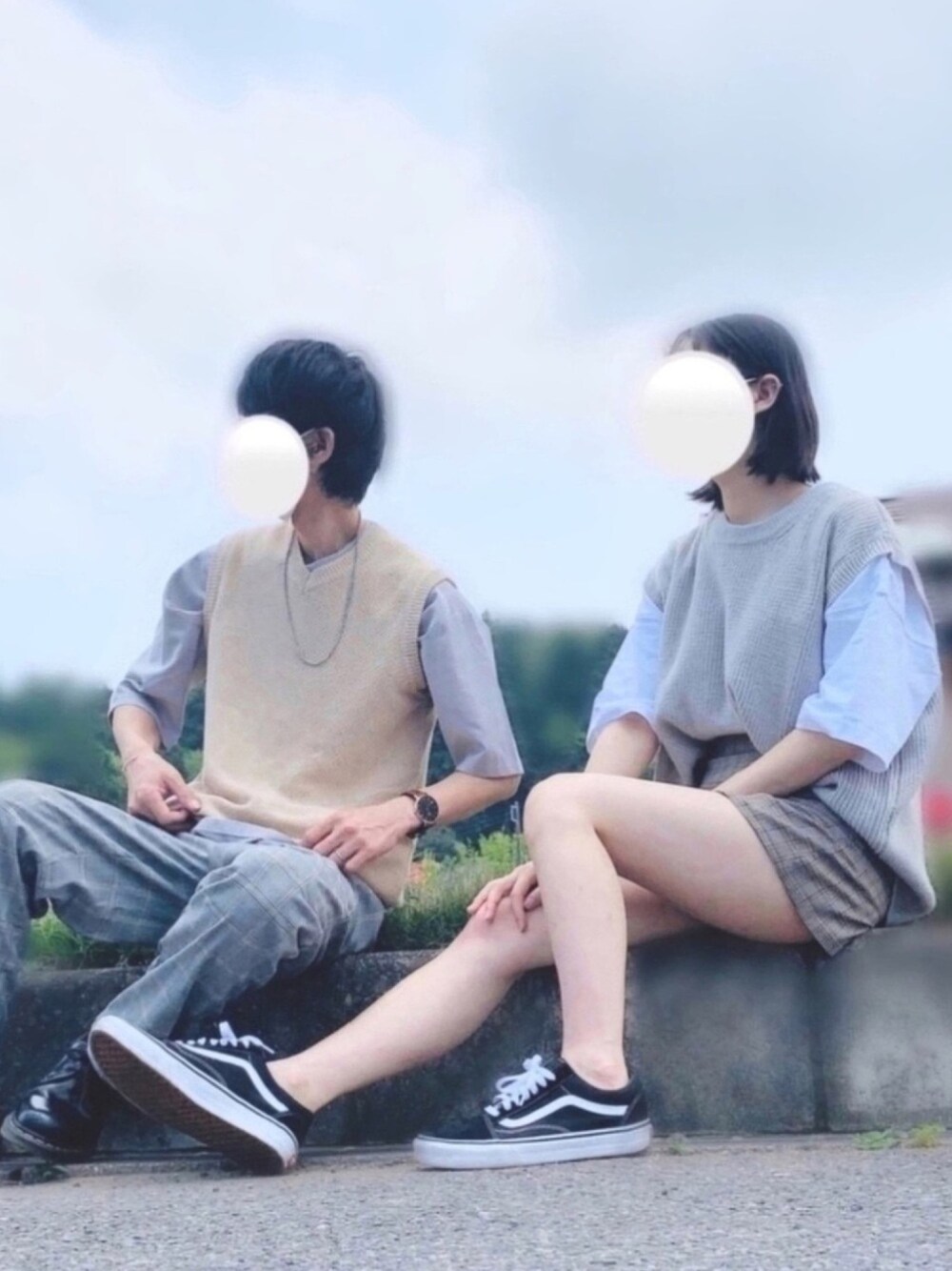 グレー系のベスト、ホワイト系のTシャツ/カットソー、ブラック系のスニーカーを着用したメンズの春コーディネートの1枚目の写真