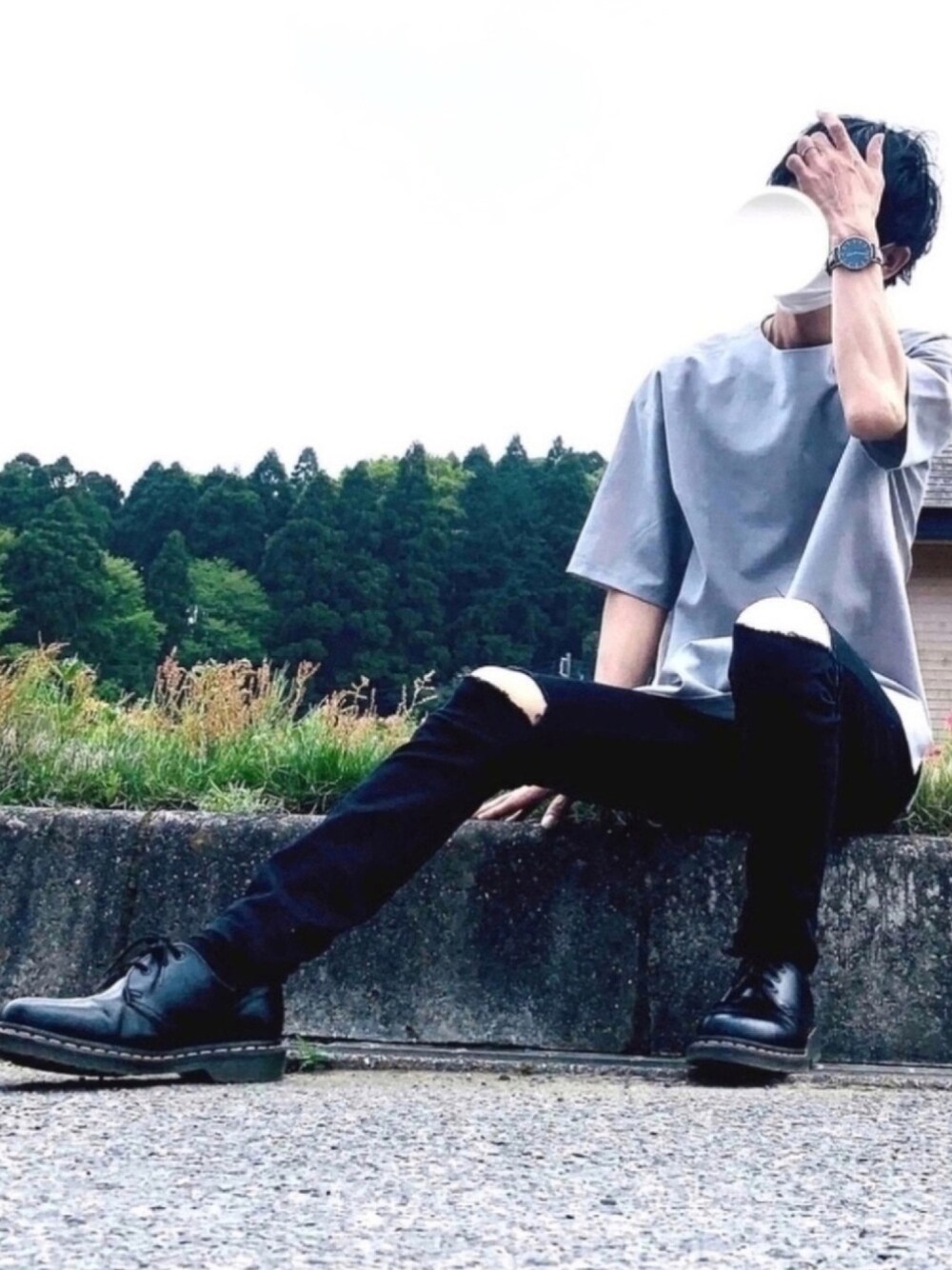 「Dr.Martens、今日のコーデ、春夏コーデ、ダメージスキニー、ベージュ、ダニエルウェリントン、HARE、R2020、kutir」｜「HAREの【トロピカル素材】スリットプルオーバー(HARE)（Tシャツ/カットソー、ベージュ系）」を使った、y_Oさん（レディース・168cm）の春コーディネートの1枚目の写真