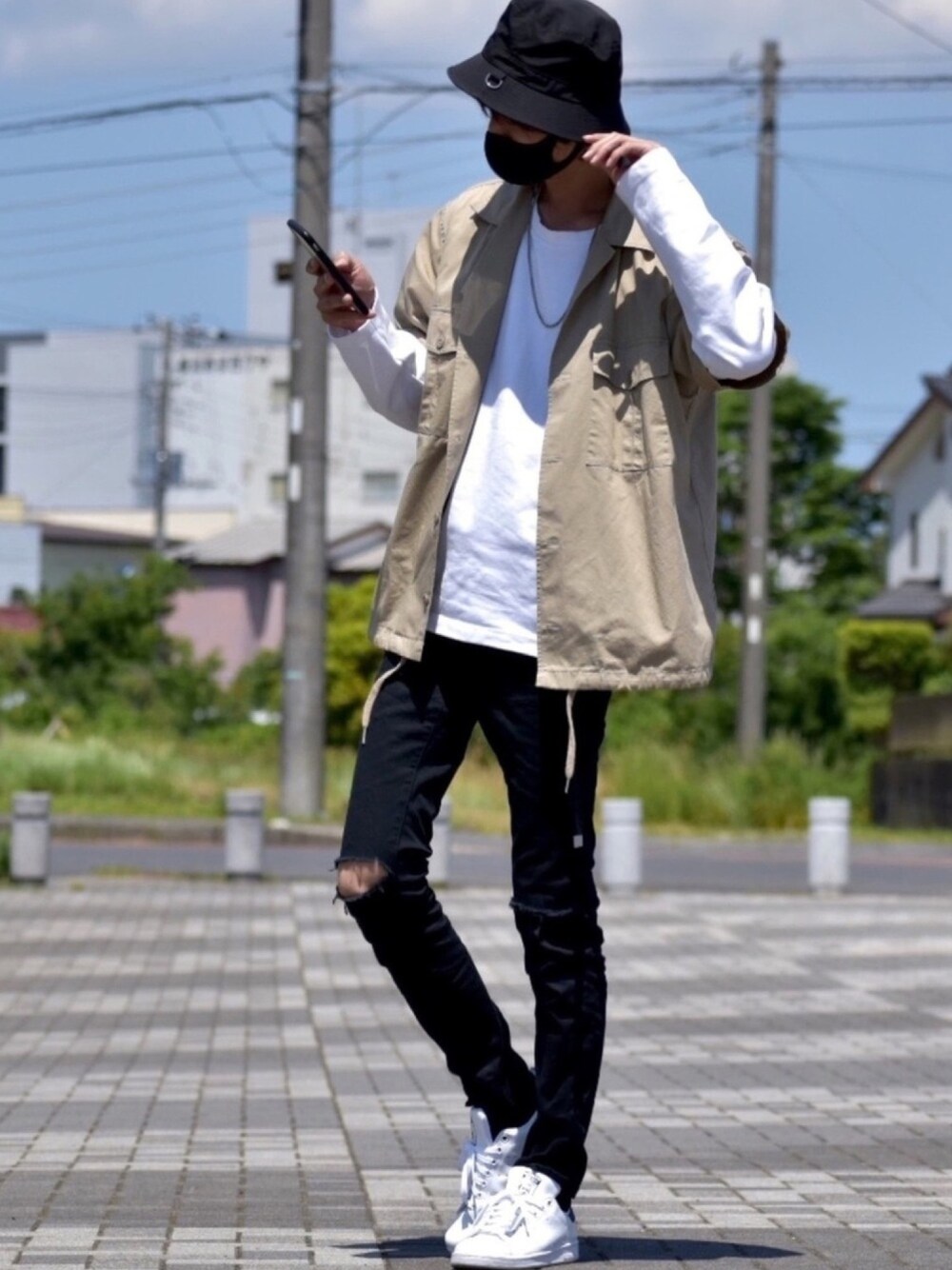 ベージュ系のシャツ/ブラウス、ホワイト系のTシャツ/カットソー、ブラック系のチノパンツを着用したメンズの春コーディネートの1枚目の写真