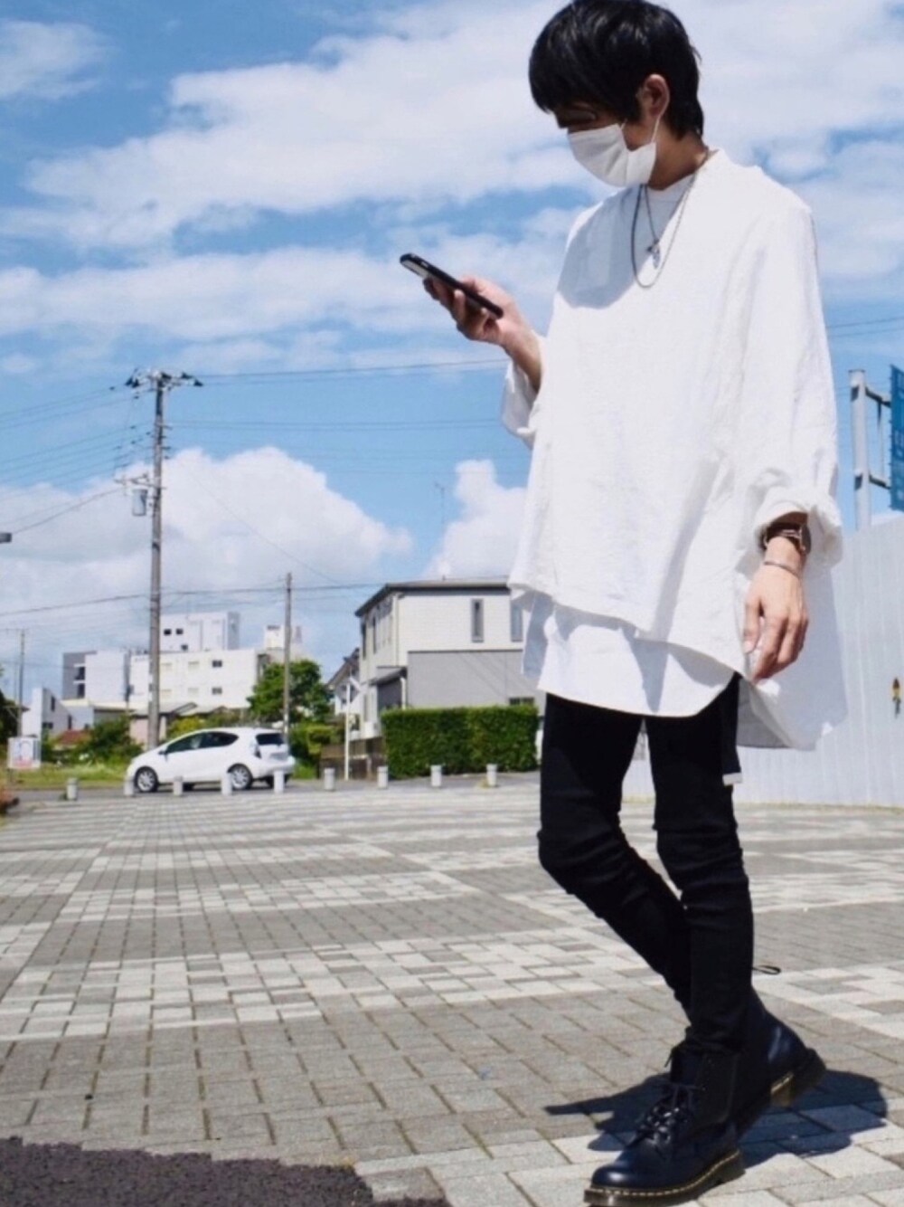 ホワイト系のTシャツ/カットソー、ホワイト系のシャツ/ブラウス、ブラック系のその他パンツを着用したメンズの春コーディネートの1枚目の写真