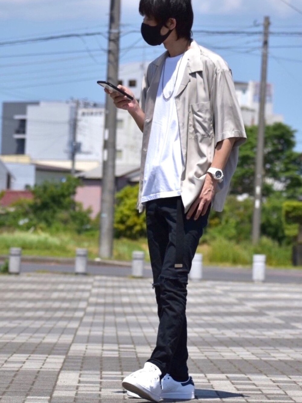 ベージュ系のシャツ/ブラウス、ホワイト系のTシャツ/カットソー、ブラック系のチノパンツを着用したメンズの夏コーディネートの1枚目の写真