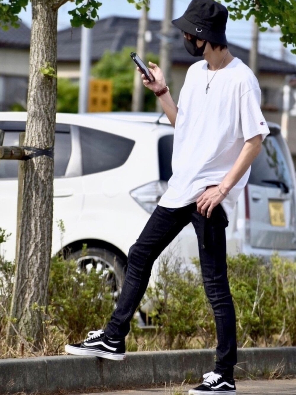 ホワイト系のTシャツ/カットソー、ブルー系のその他パンツ、ブラック系のスニーカーを着用したメンズの夏コーディネートの1枚目の写真