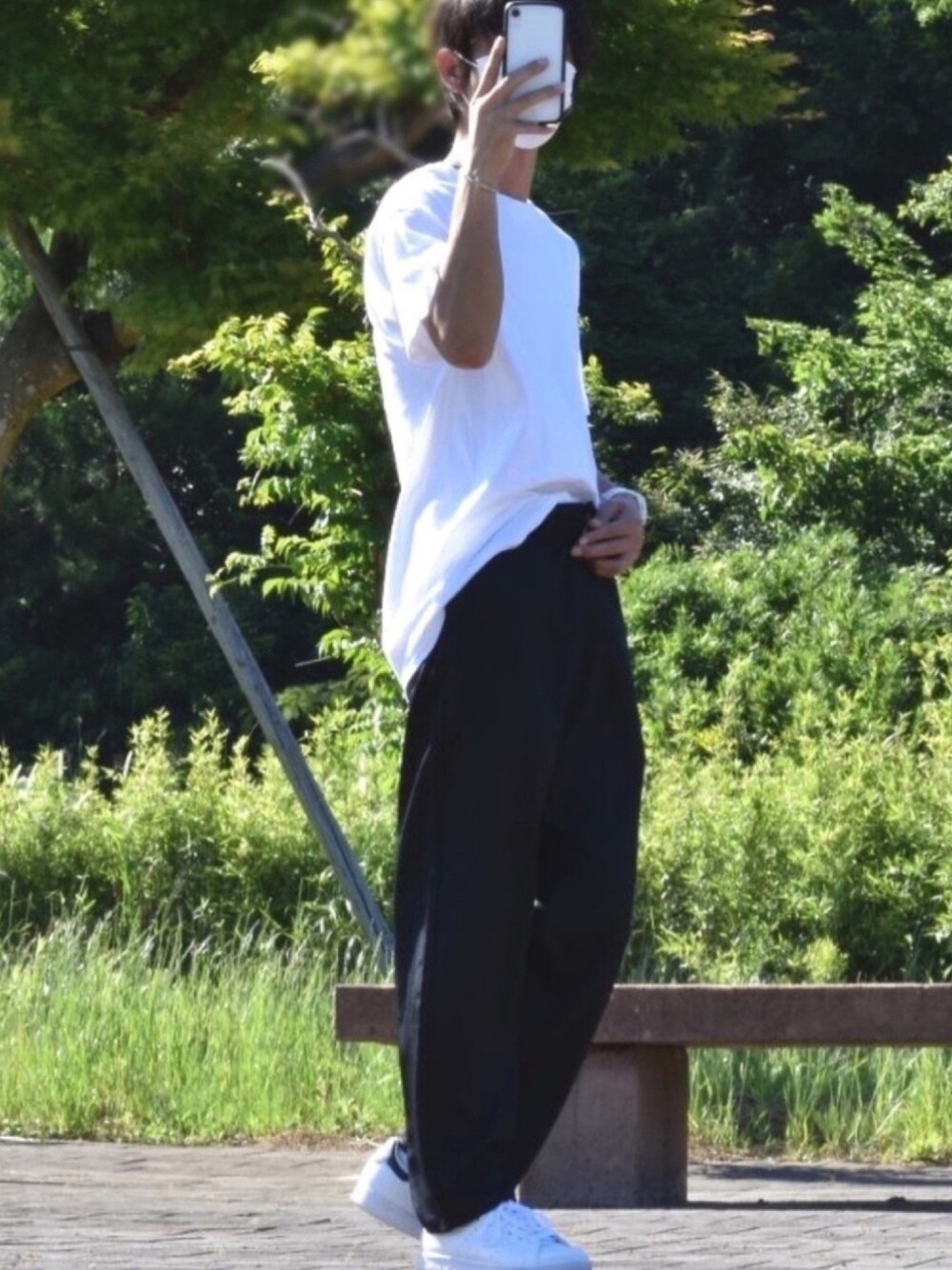 ホワイト系のTシャツ/カットソー、ブラック系のその他パンツ、ホワイト系のスニーカーを着用したメンズの夏コーディネートの1枚目の写真