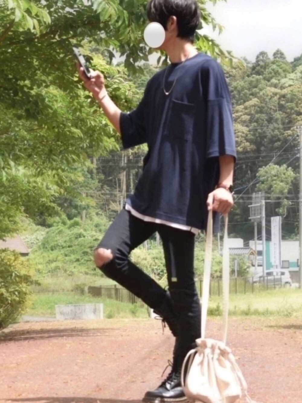 ブラック系のTシャツ/カットソー、ホワイト系のタンクトップ、ブラック系のチノパンツを着用したメンズの夏コーディネートの1枚目の写真