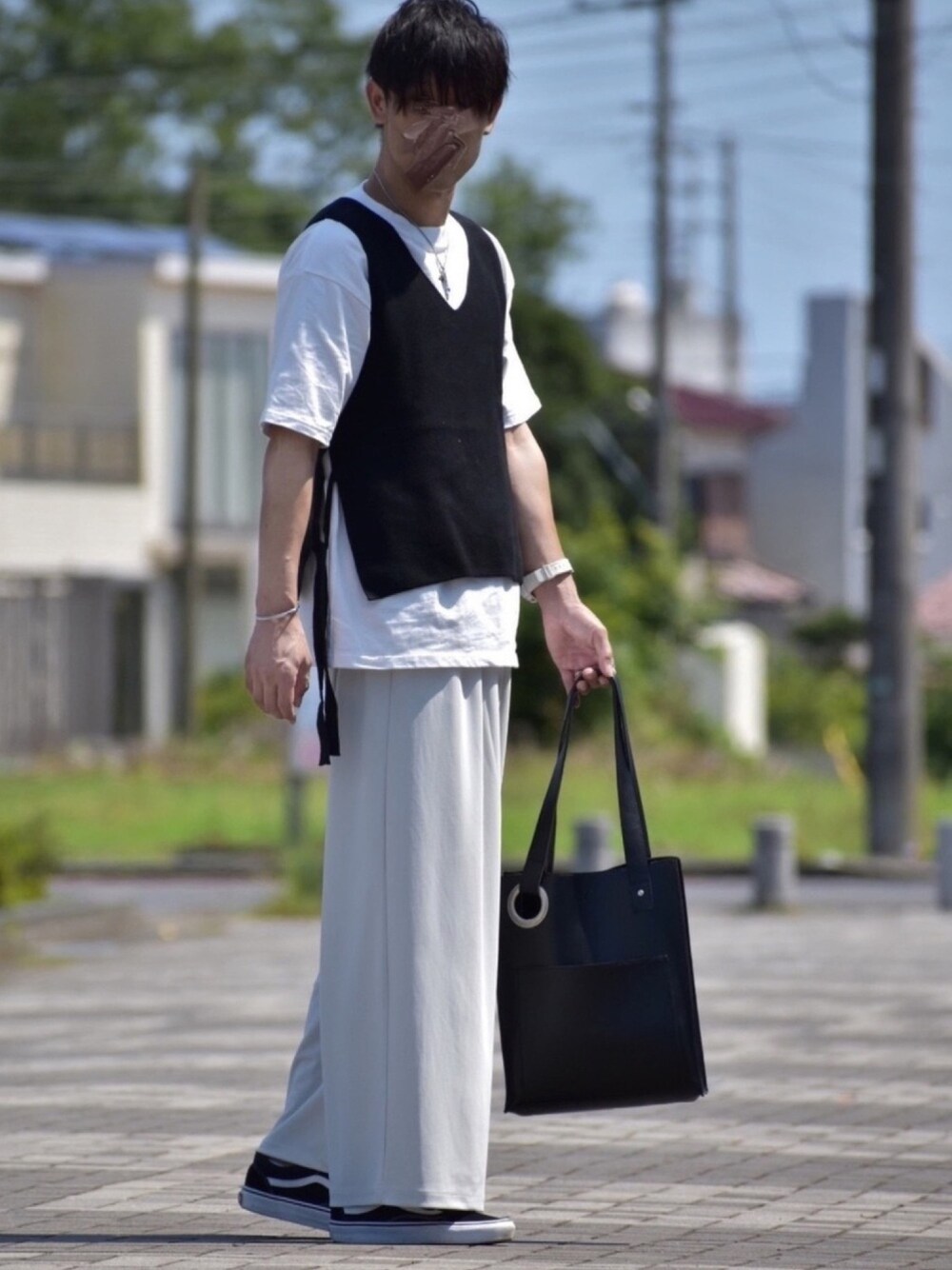 ホワイト系のTシャツ/カットソー、ホワイト系のパンツ、ブラック系のスニーカーを着用したメンズの夏コーディネートの1枚目の写真