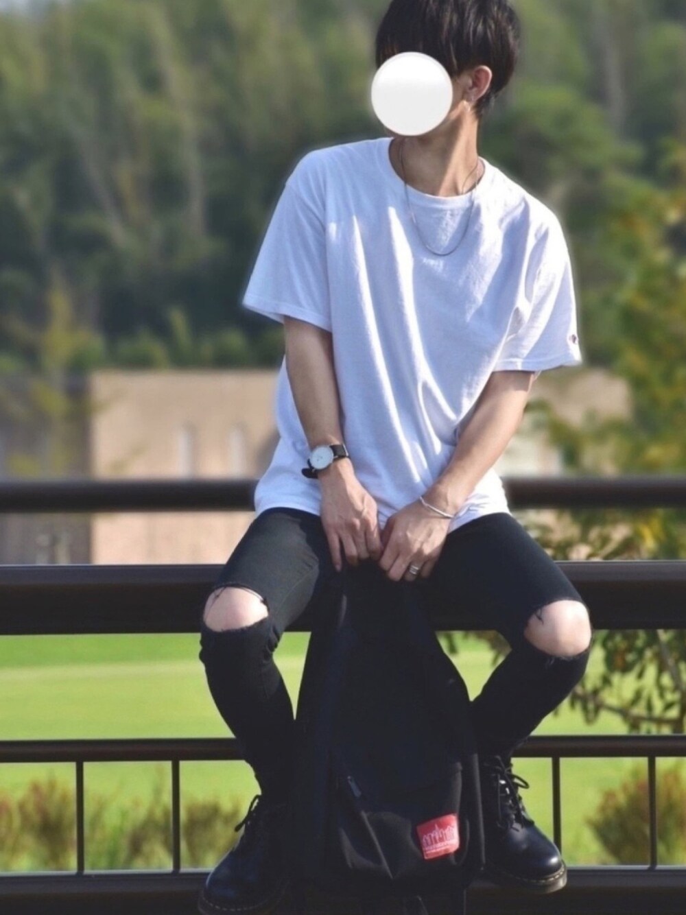 ホワイト系のTシャツ/カットソー、ブラック系のその他パンツ、ブラック系のブーツを着用したメンズの夏コーディネートの1枚目の写真