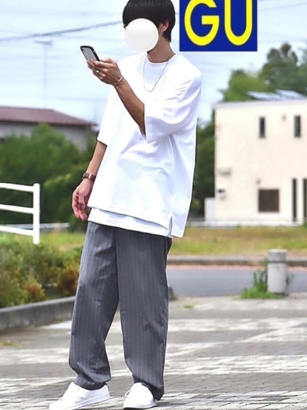 ホワイト系のTシャツ/カットソー、ホワイト系のタンクトップ、ブラック系のパンツを着用したメンズの夏コーディネートの1枚目の写真