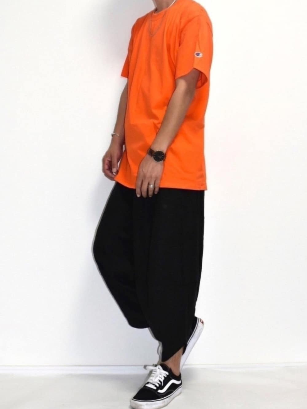 「Tシャツ、チャンピオン、ラクチンコーデ、VANS、ROOPTOKYO、バルーンパンツ、ダニエルウェリントン、kutir、ワイドパンツ、オレンジ」｜「ChampionのChampion チャンピオン 無地 ベーシック メンズ 半袖 クルーネック Tシャツ（Tシャツ/カットソー、オレンジ系）」を使った、y_Oさん（メンズ・168cm）の夏コーディネートの1枚目の写真