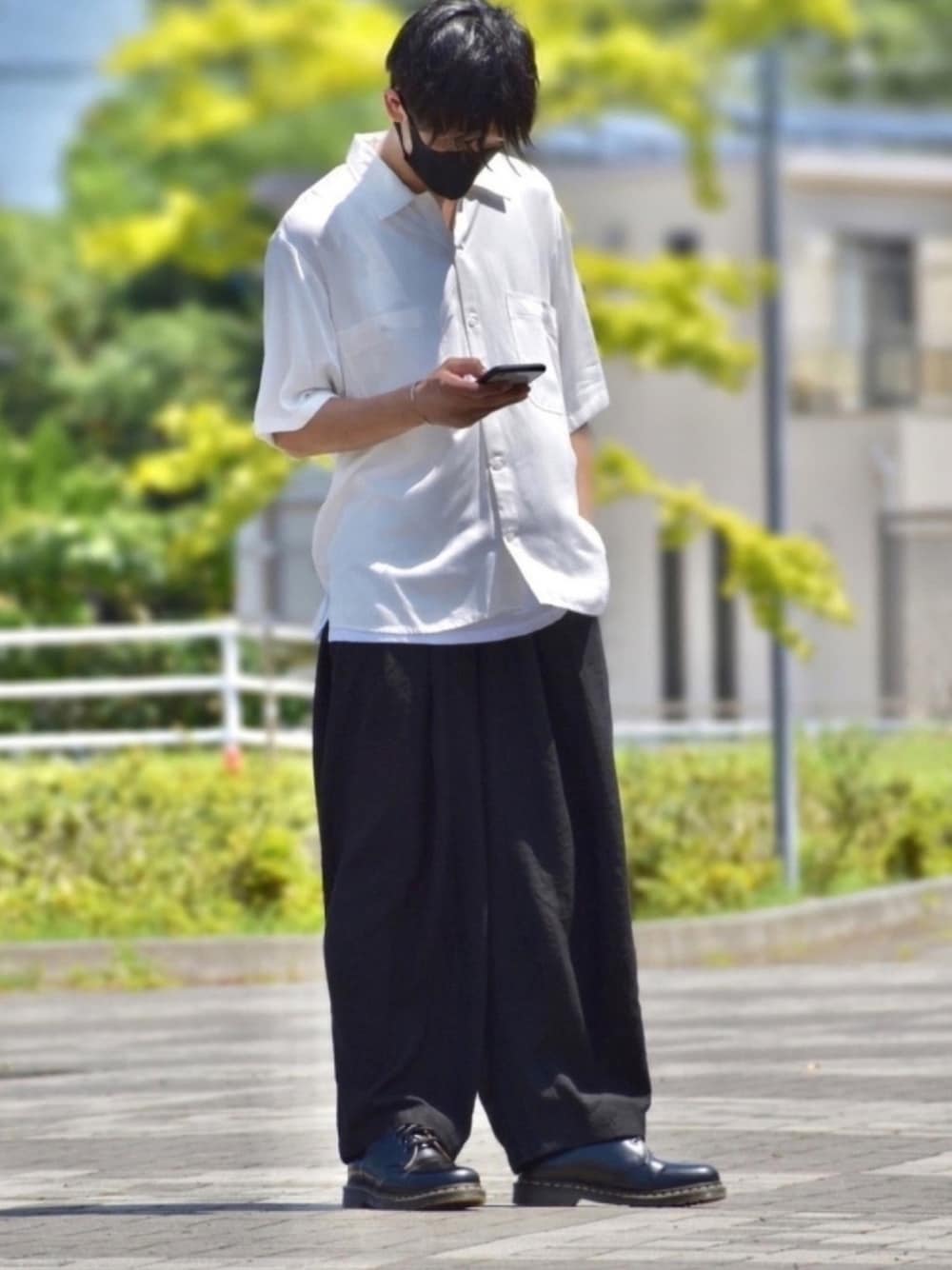 ホワイト系のタンクトップ、ブラック系のその他パンツ、ブラック系のブーツを着用したメンズの秋コーディネートの1枚目の写真