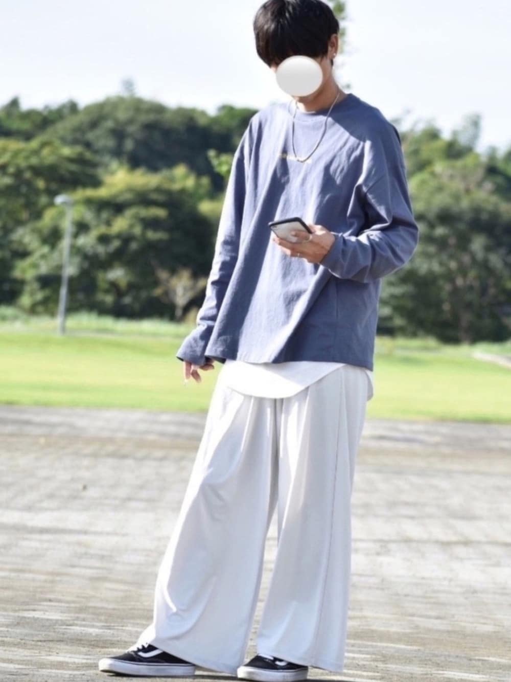 グレー系のTシャツ/カットソー、ホワイト系のパンツ、ブラック系のスニーカーを着用したメンズの秋コーディネートの1枚目の写真