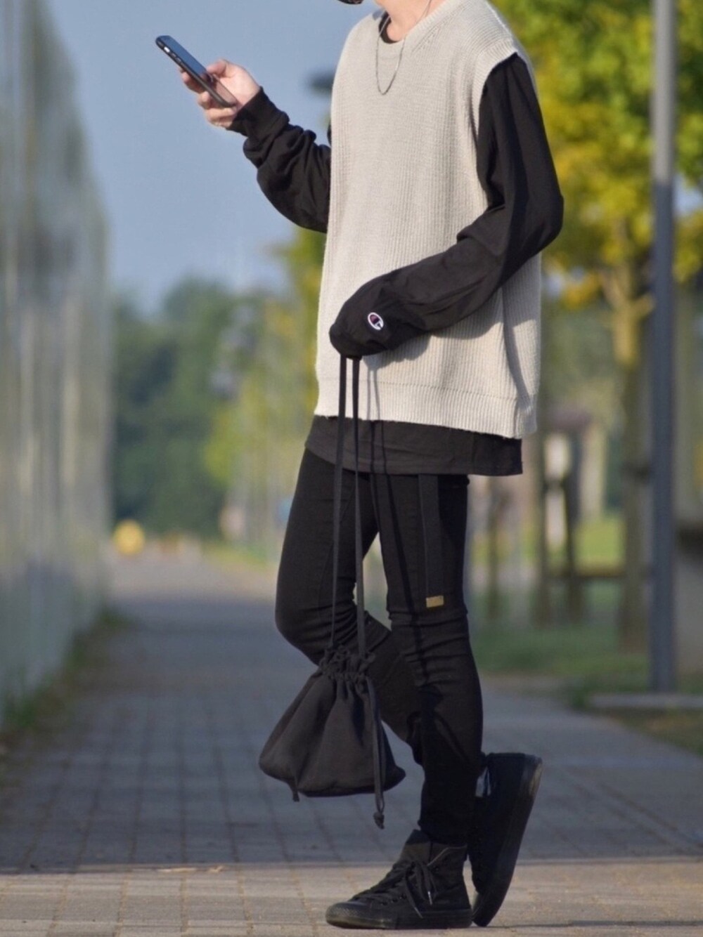「ロンT、ニットベスト、スニーカー、黒スキニー、レイヤードスタイル、マスク、チャンピオン、コンバース、ROOPTOKYO、R2020」｜「Anchor SmithのAnchor Smith/アンカースミス 畦編み ニットベスト（ベスト、グレー系）」を使った、y_Oさん（メンズ・168cm）の秋コーディネートの1枚目の写真