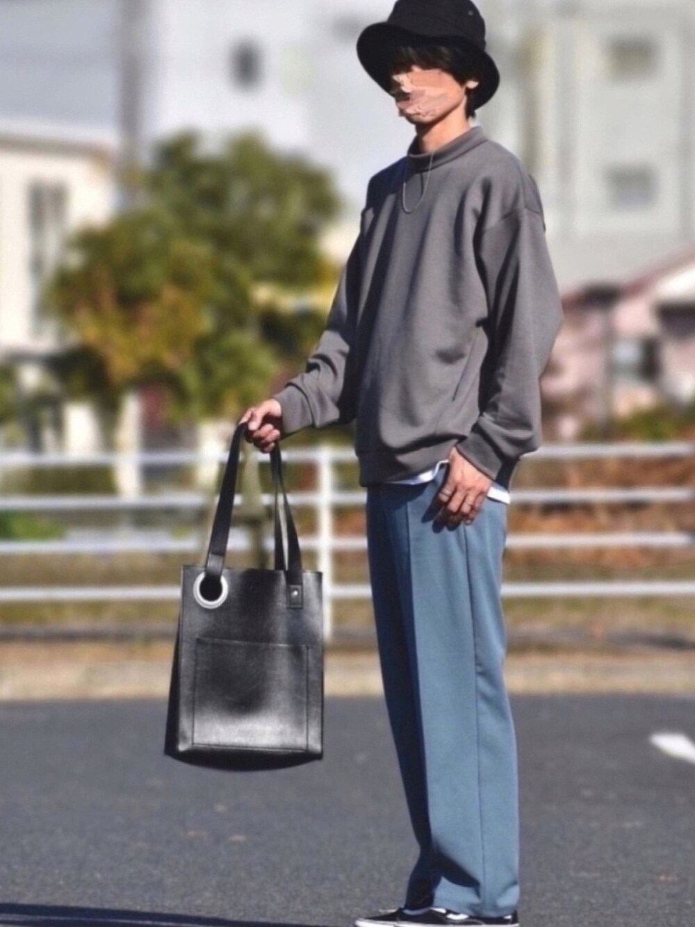 グレー系のスウェット、ホワイト系のTシャツ/カットソー、ブルー系のその他パンツを着用したメンズの秋コーディネートの1枚目の写真