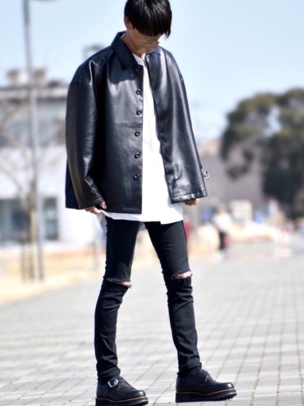 ブラック系のブルゾン、ホワイト系のシャツ/ブラウス、ブラック系のデニムパンツを着用したメンズの春コーディネートの1枚目の写真