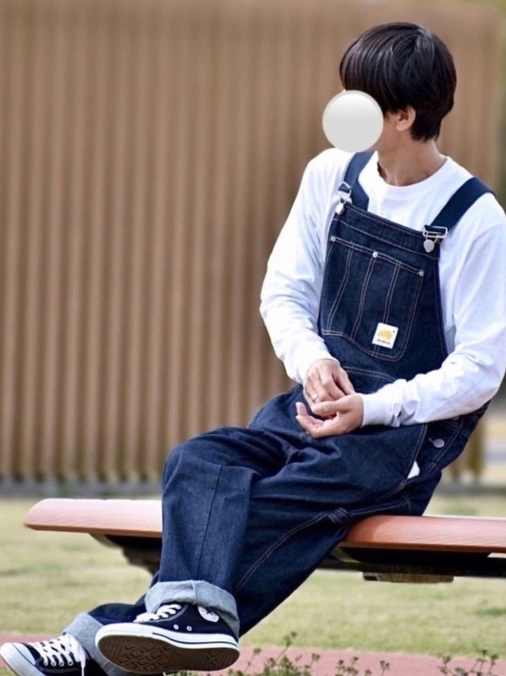 ブルー系のサロペット/オーバーオール、ホワイト系のTシャツ/カットソー、ブラック系のスニーカーを着用したメンズの春コーディネートの1枚目の写真