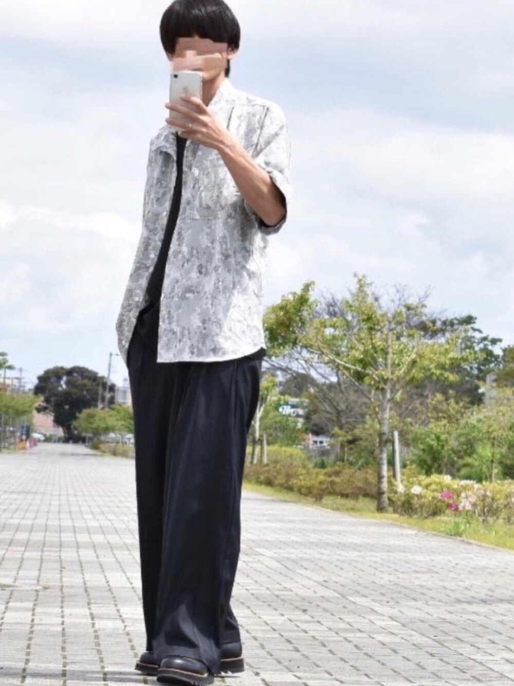 ブルー系のシャツ/ブラウス、ブラック系のシャツ/ブラウス、ブラック系のスラックスを着用したメンズの春コーディネートの1枚目の写真
