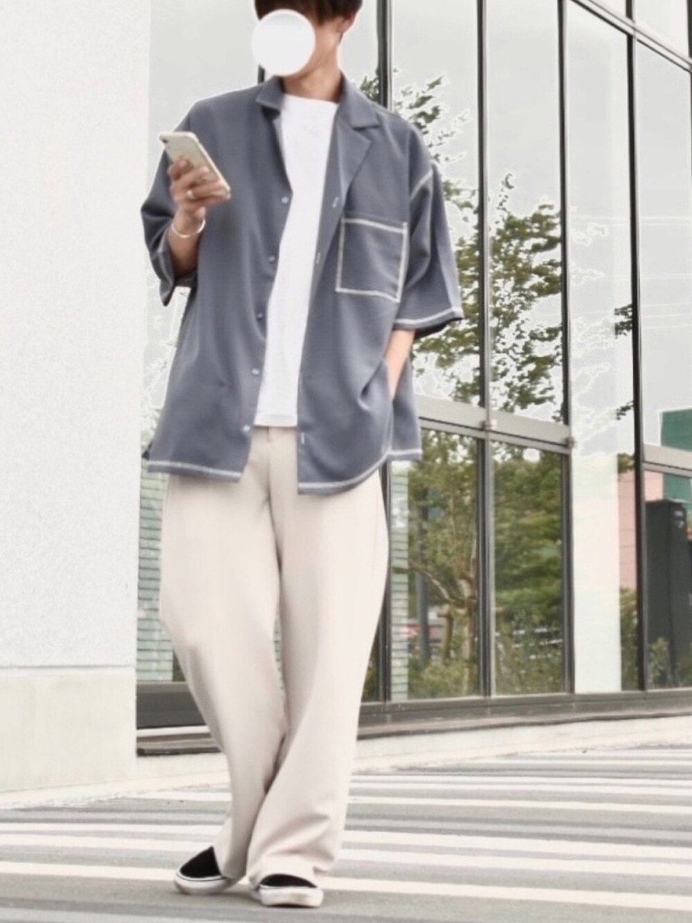 ブルー系のシャツ/ブラウス、ホワイト系のTシャツ/カットソー、ホワイト系のスラックスを着用したメンズの春コーディネートの1枚目の写真