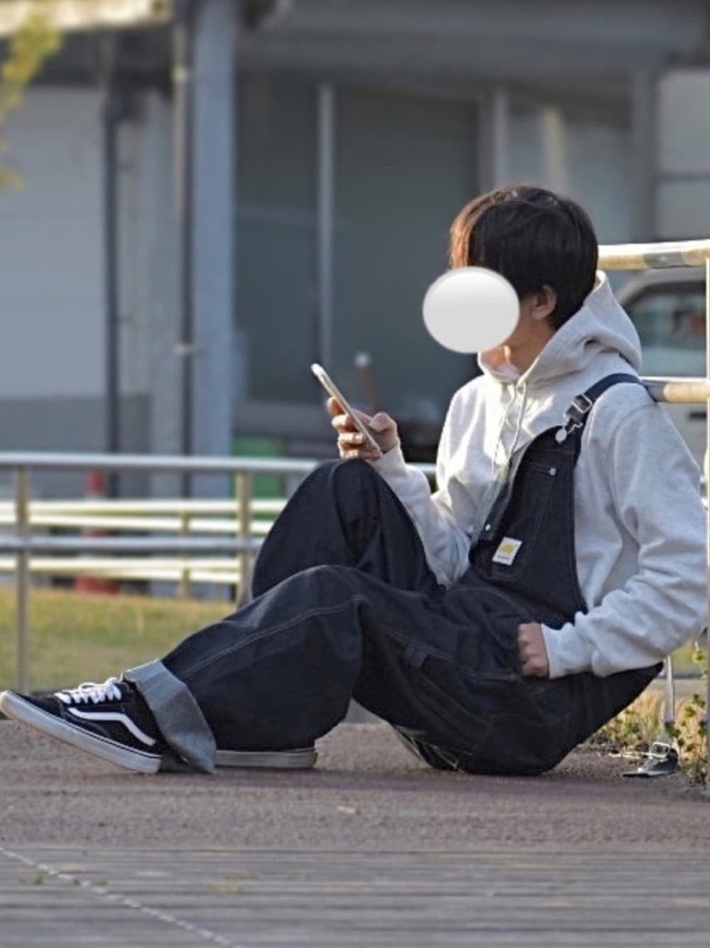 ブルー系のサロペット/オーバーオール、グレー系のパーカー、ブラック系のスニーカーを着用したメンズの春コーディネートの1枚目の写真